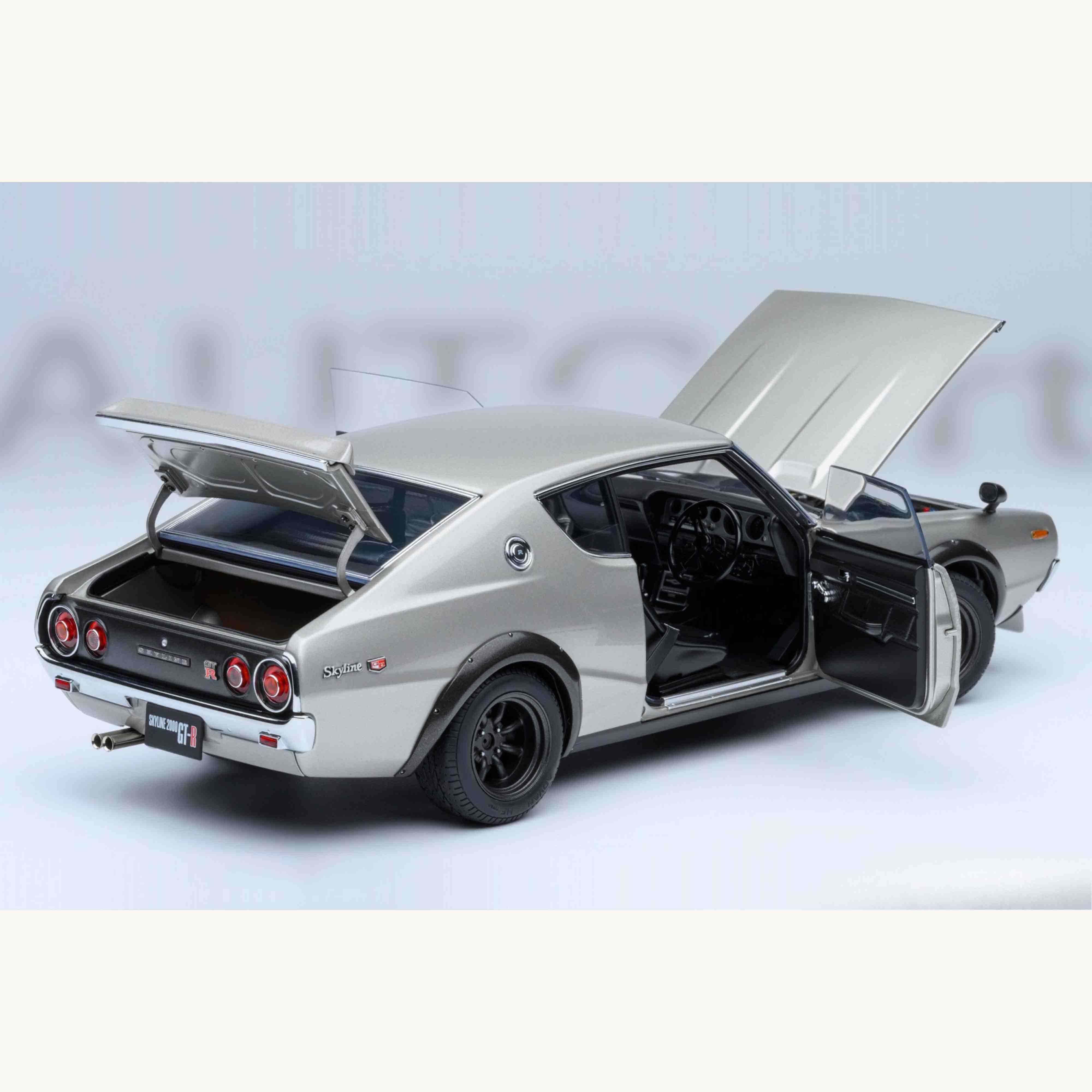 Nissan Skyline 2000 GT-R 1973 (KPGC110) Version Tuned Argent 1/18 - Image 11