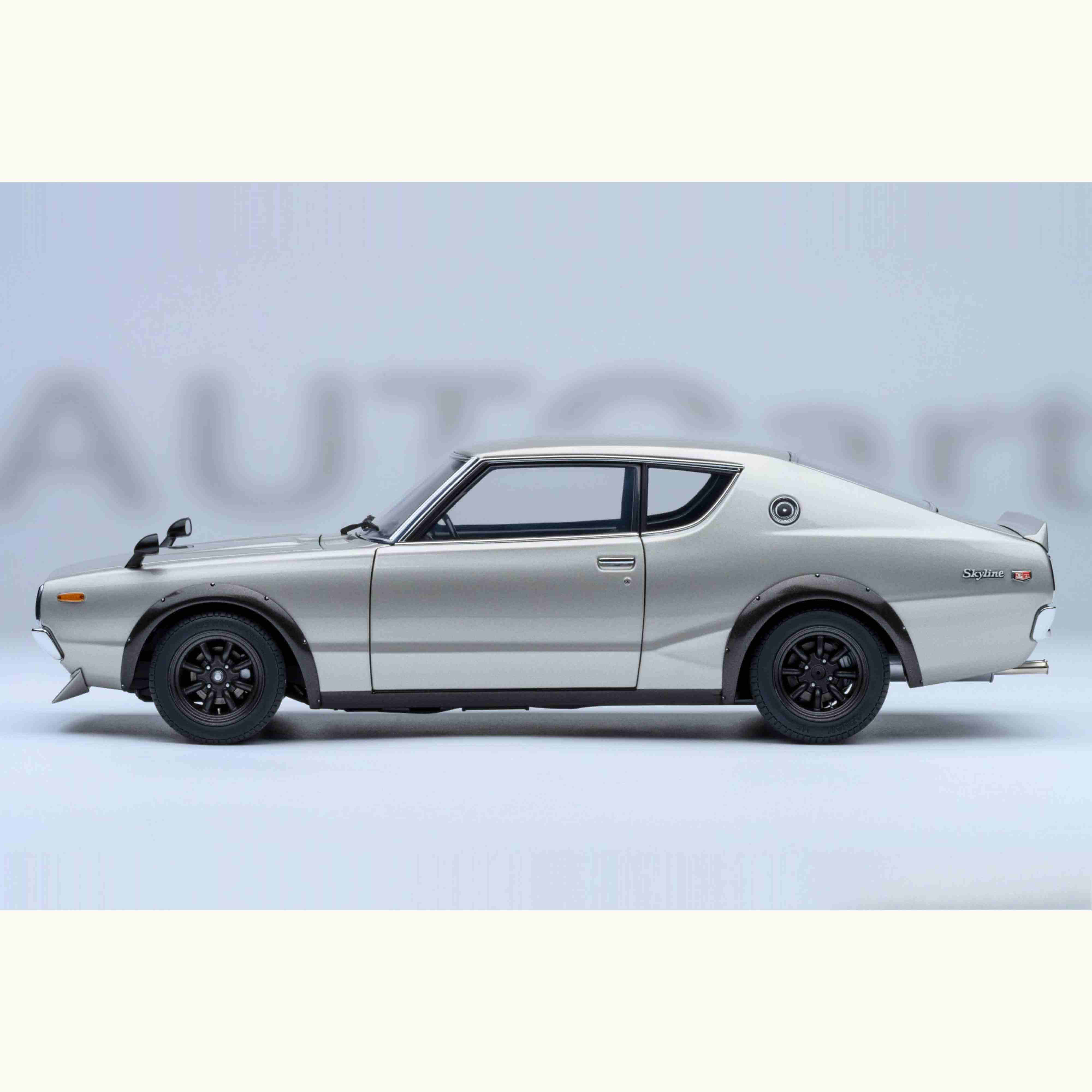 Nissan Skyline 2000 GT-R 1973 (KPGC110) Version Tuned Argent 1/18 - Image 2