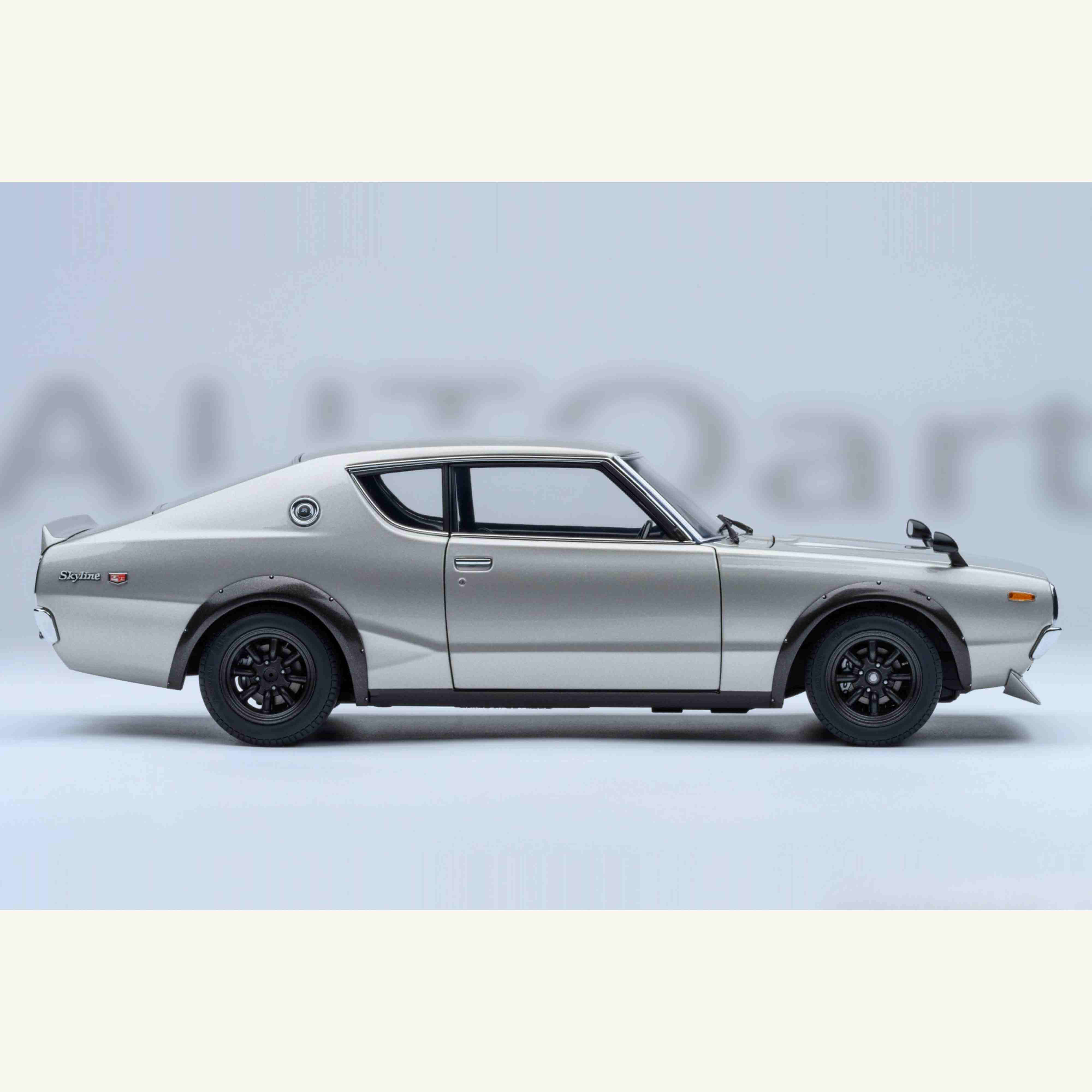 Nissan Skyline 2000 GT-R 1973 (KPGC110) Version Tuned Argent 1/18 - Image 3
