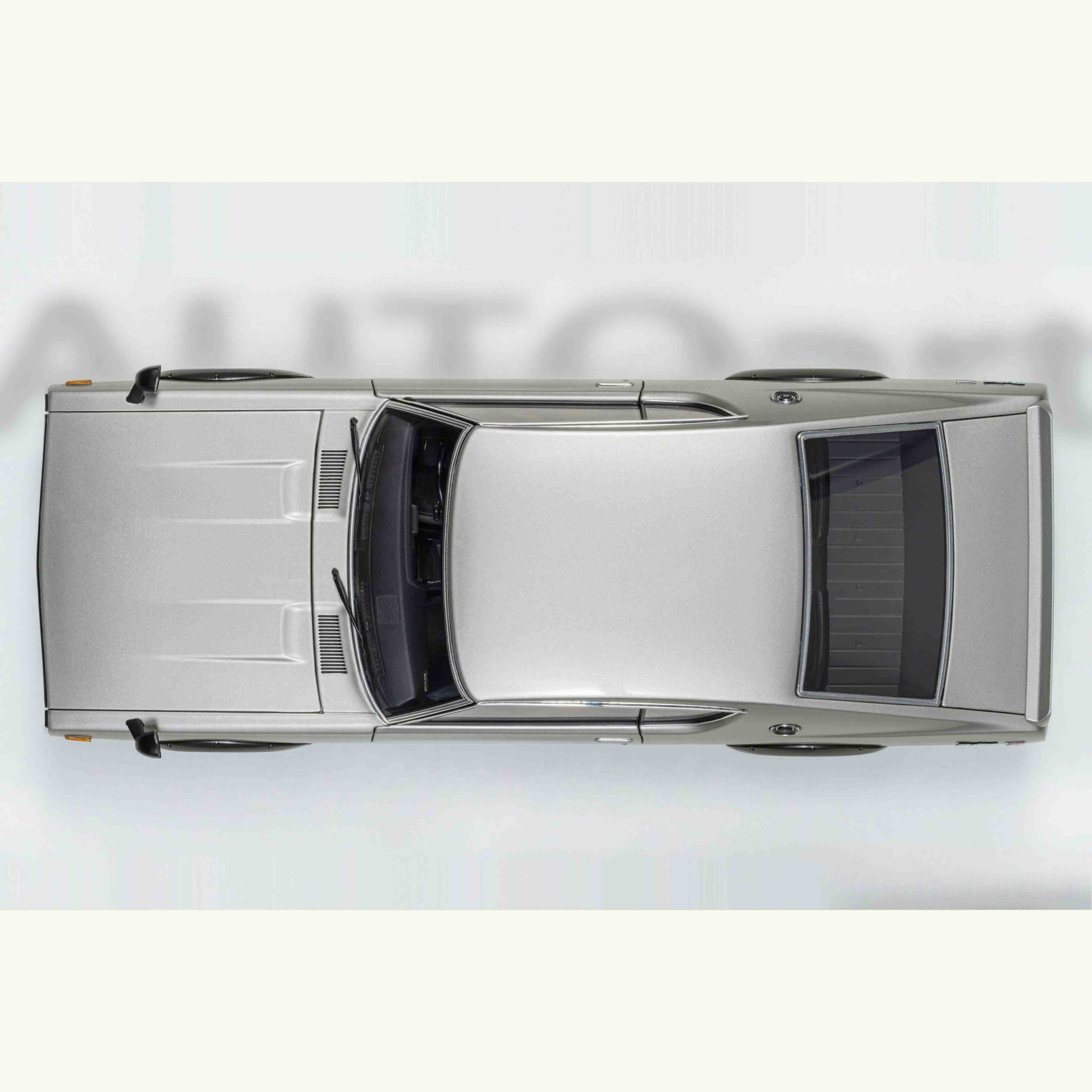 Nissan Skyline 2000 GT-R 1973 (KPGC110) Version Tuned Argent 1/18 - Image 6