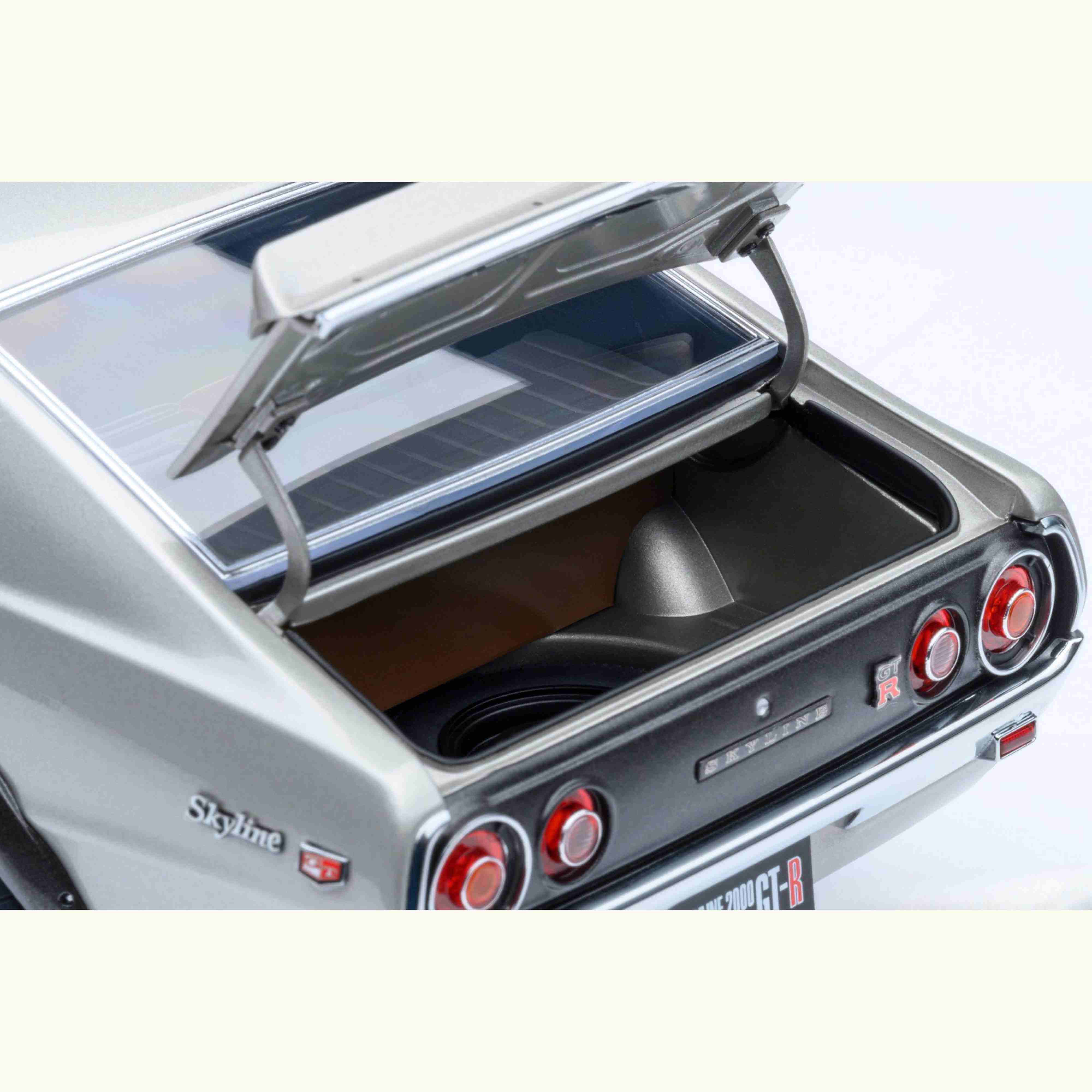 Nissan Skyline 2000 GT-R 1973 (KPGC110) Version Tuned Argent 1/18 - Image 9