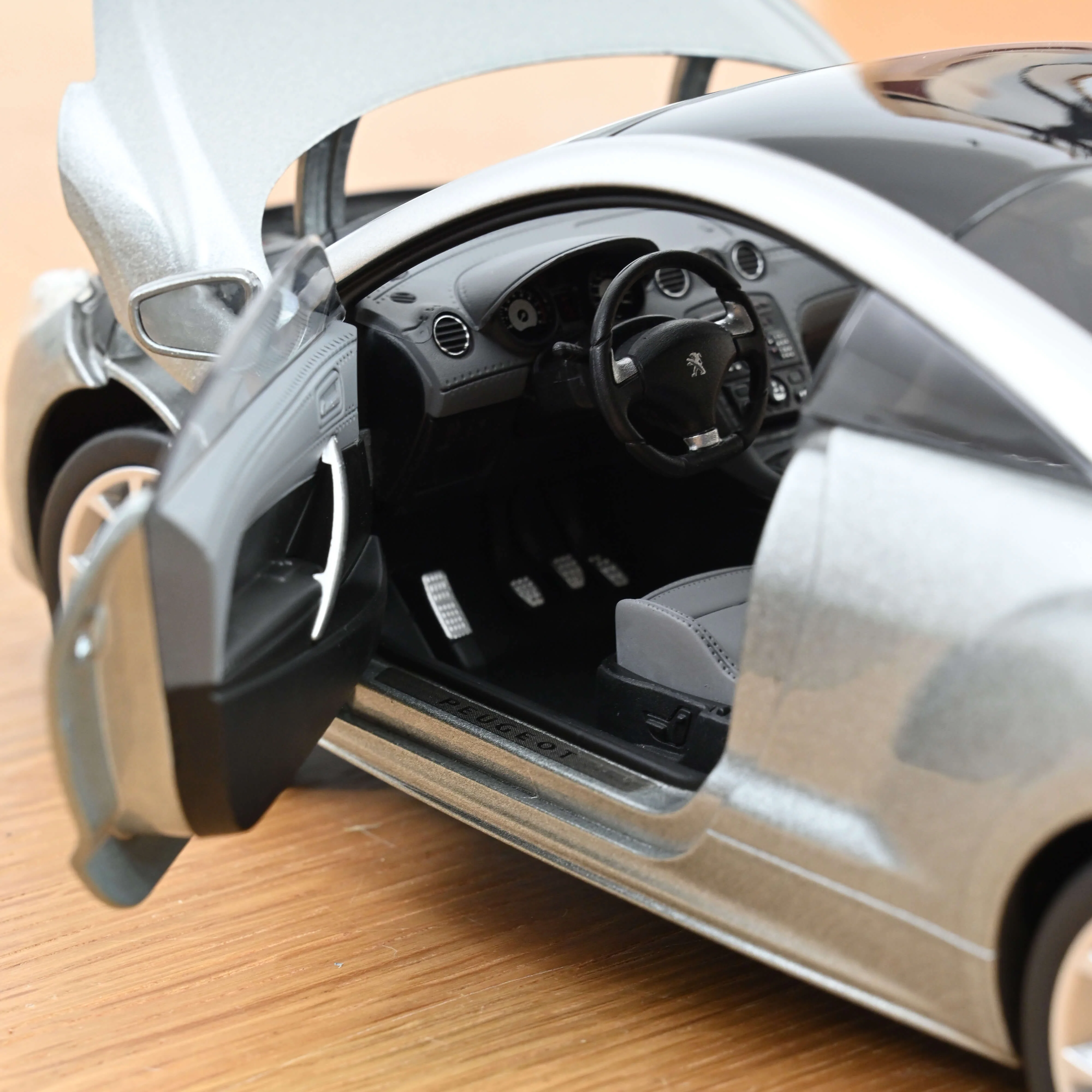 Peugeot RCZ 2010 Gris Sidobre 1/18 - Image 4