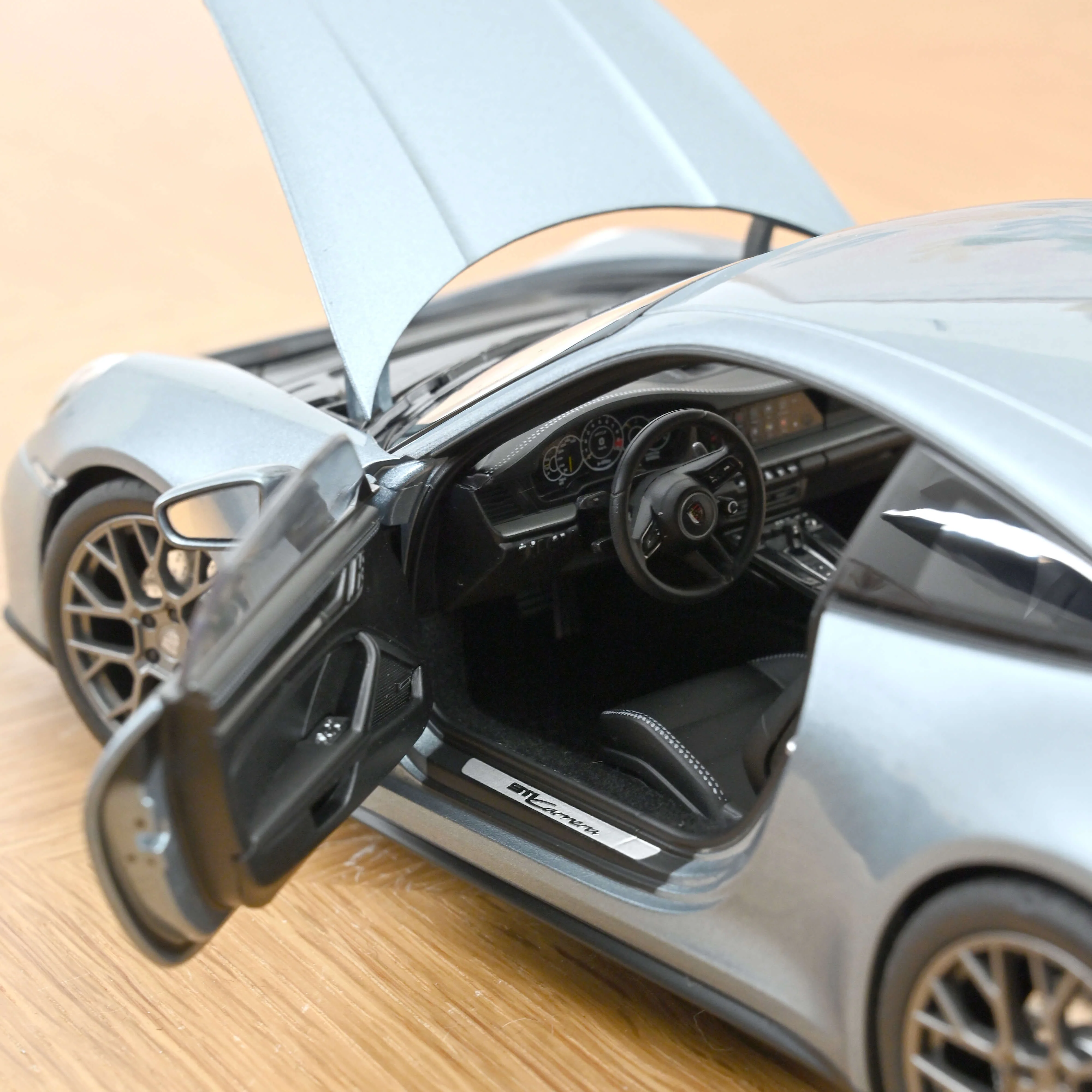 Porsche 911 Carrera 2025 964 polarsilvermetallic 1/18 - Image 4