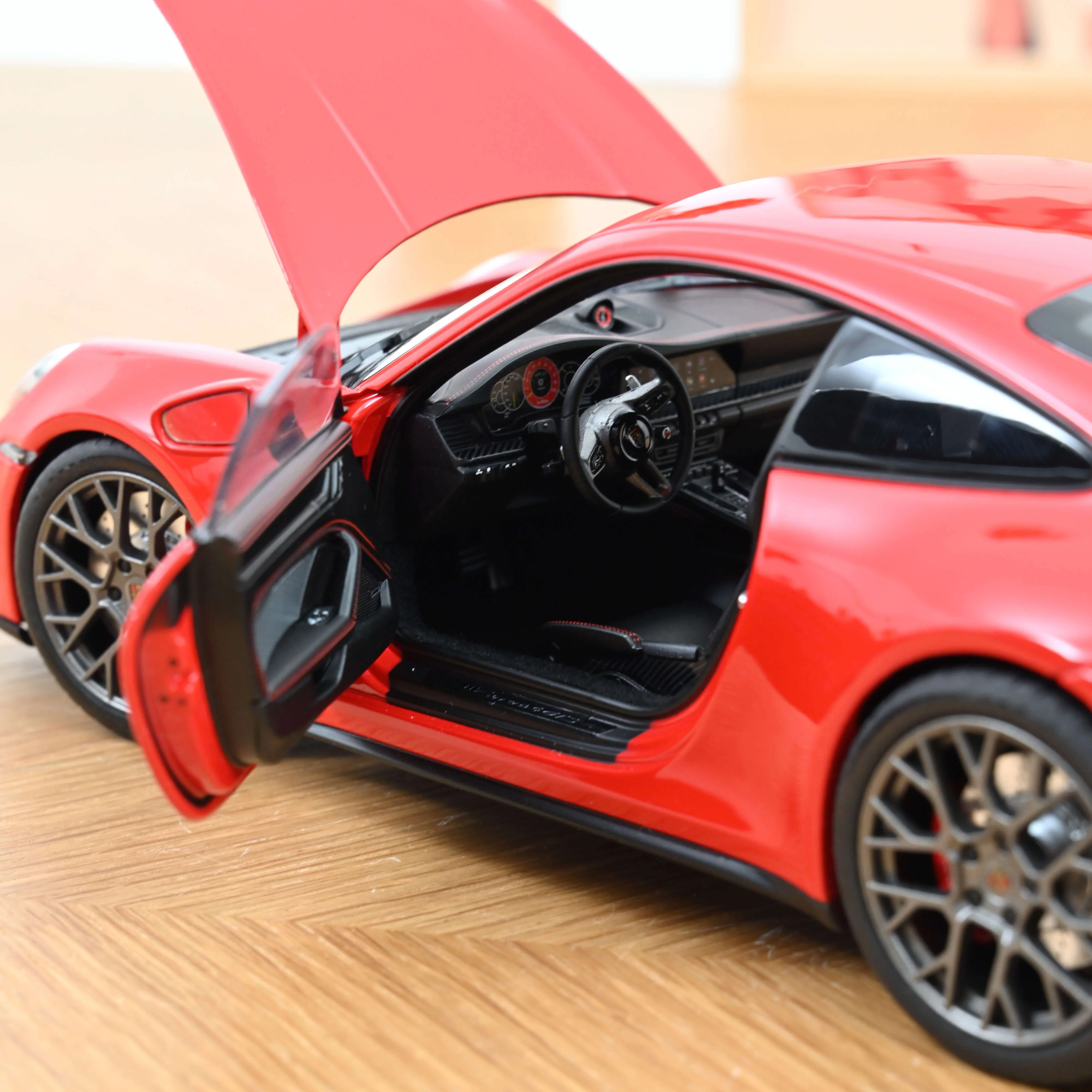 Porsche 911 Carrera 2025 Rouge Indien  1/18 - Image 4