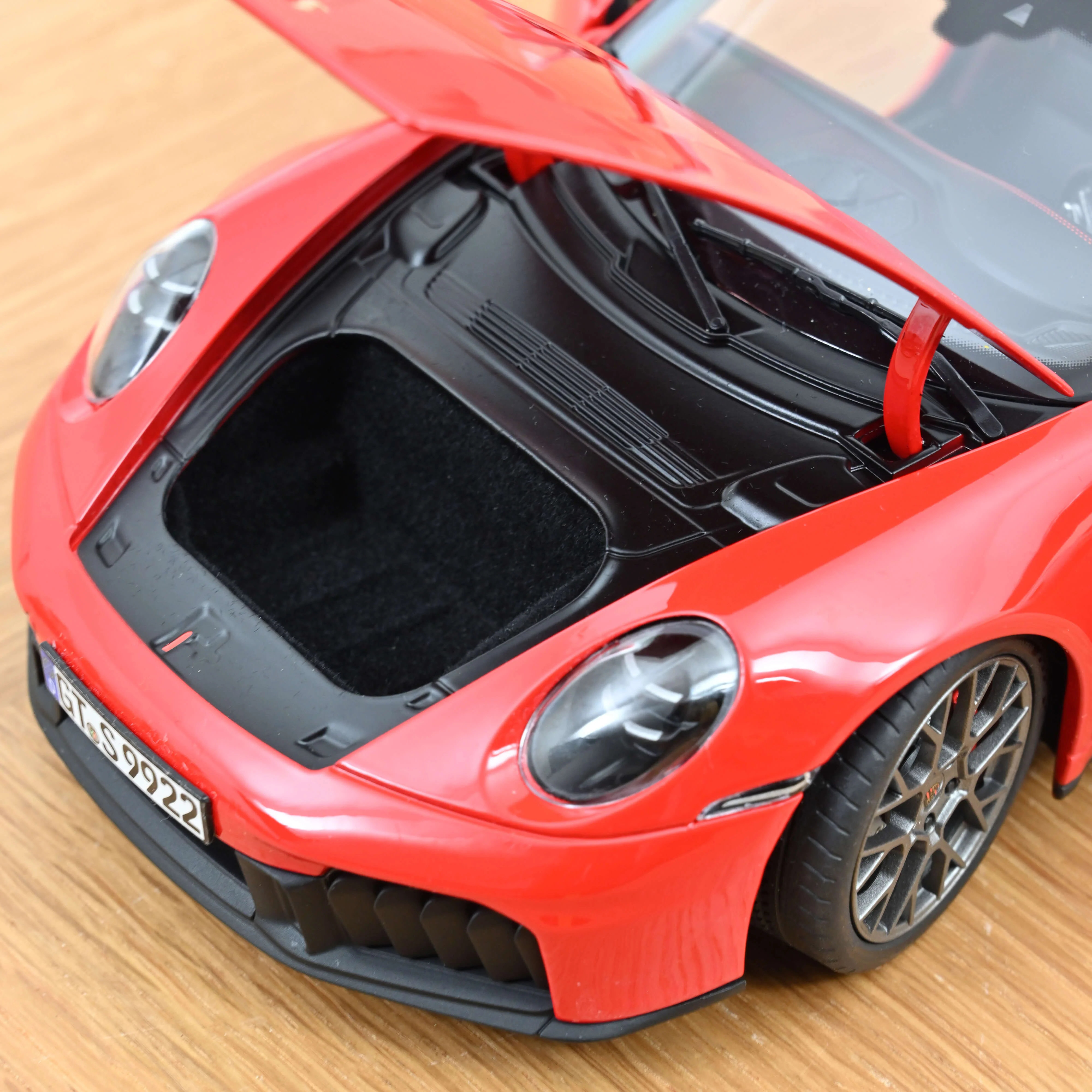 Porsche 911 Carrera 2025 Rouge Indien  1/18 - Image 5