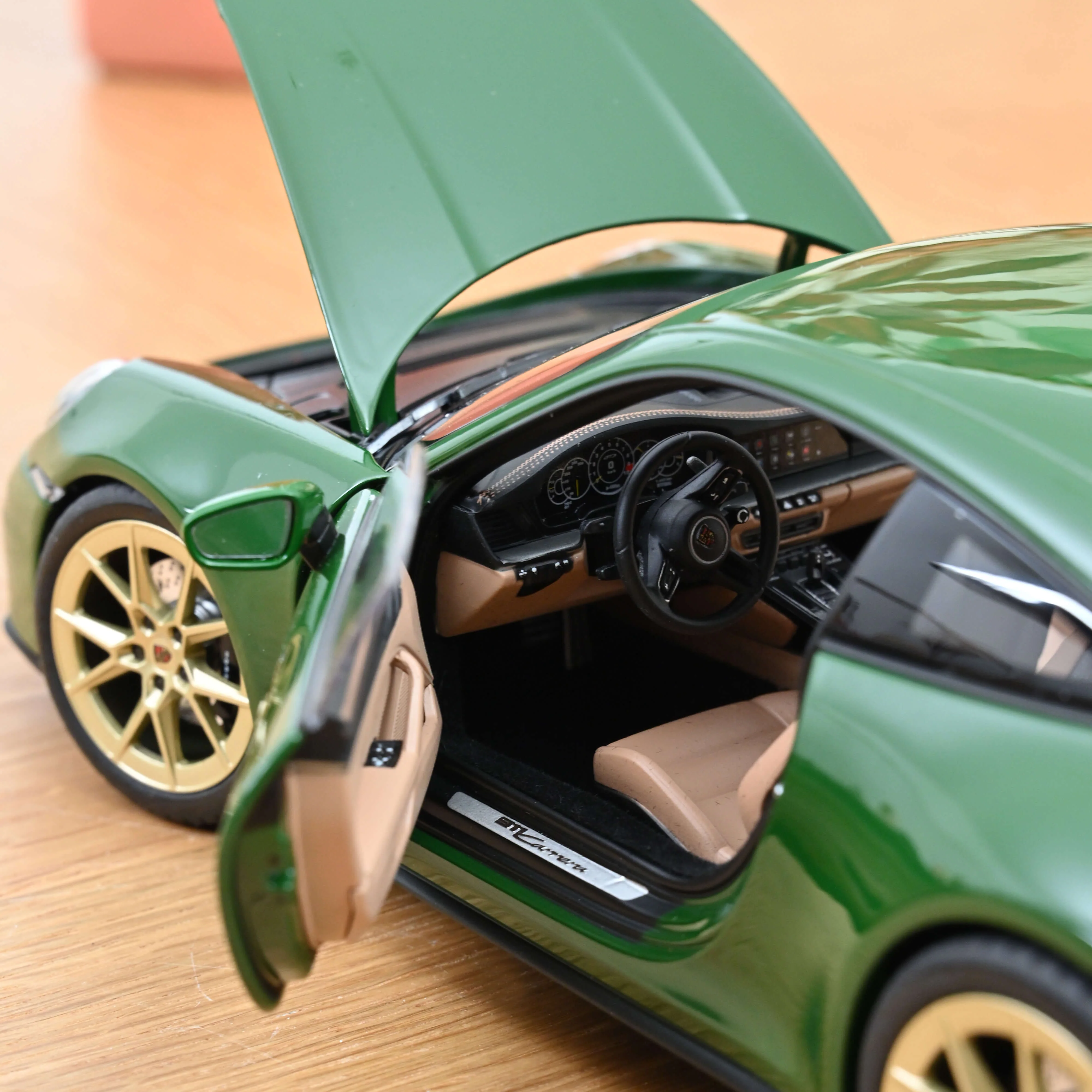 Porsche 911 Carrera 2025 Vert Irlandais 1/18 - 200 pcs - Image 4