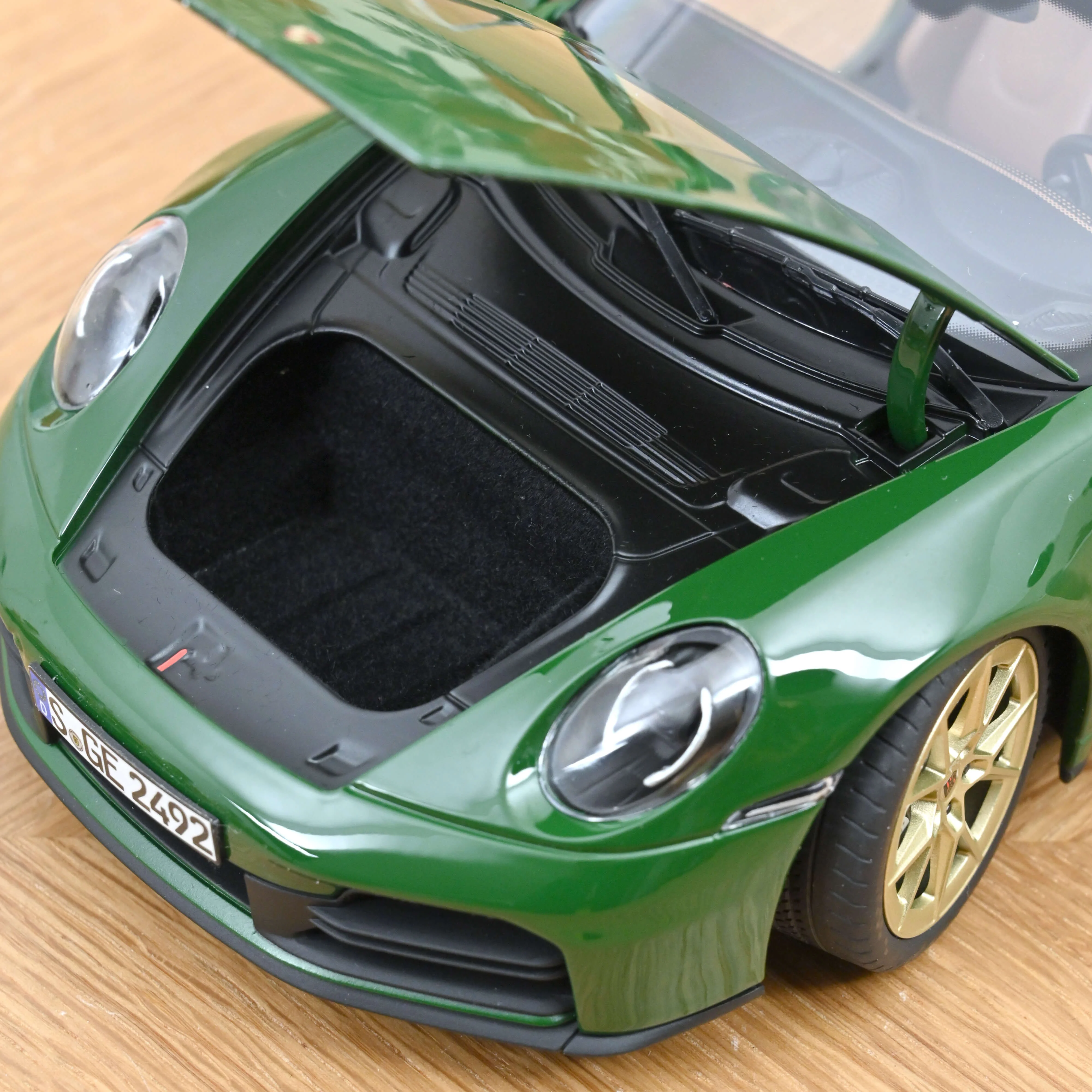 Porsche 911 Carrera 2025 Vert Irlandais 1/18 - 200 pcs - Image 5