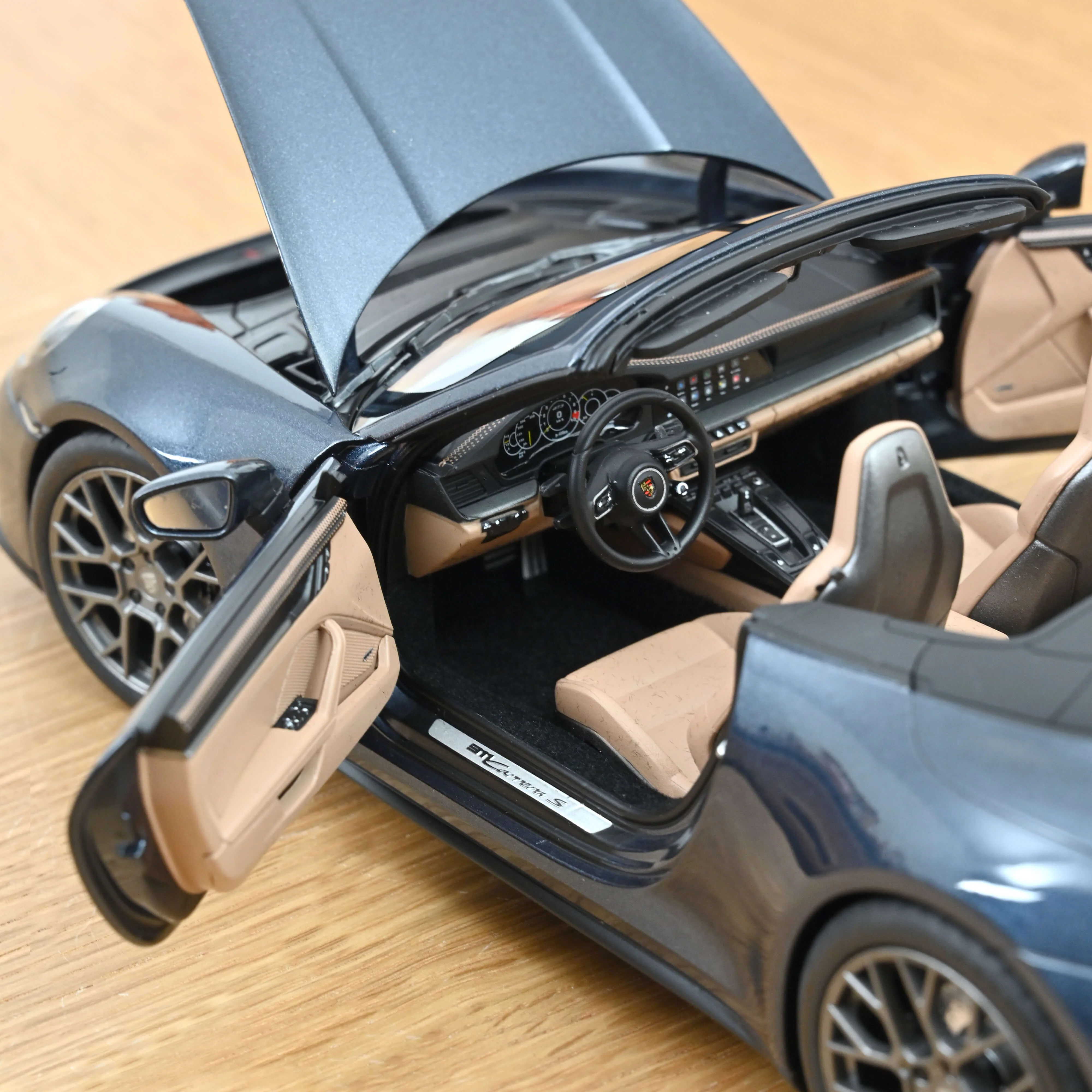 Porsche 911 Carrera Cabriolet 2025 Bleu Yachting métallisé 1/18 - Image 4