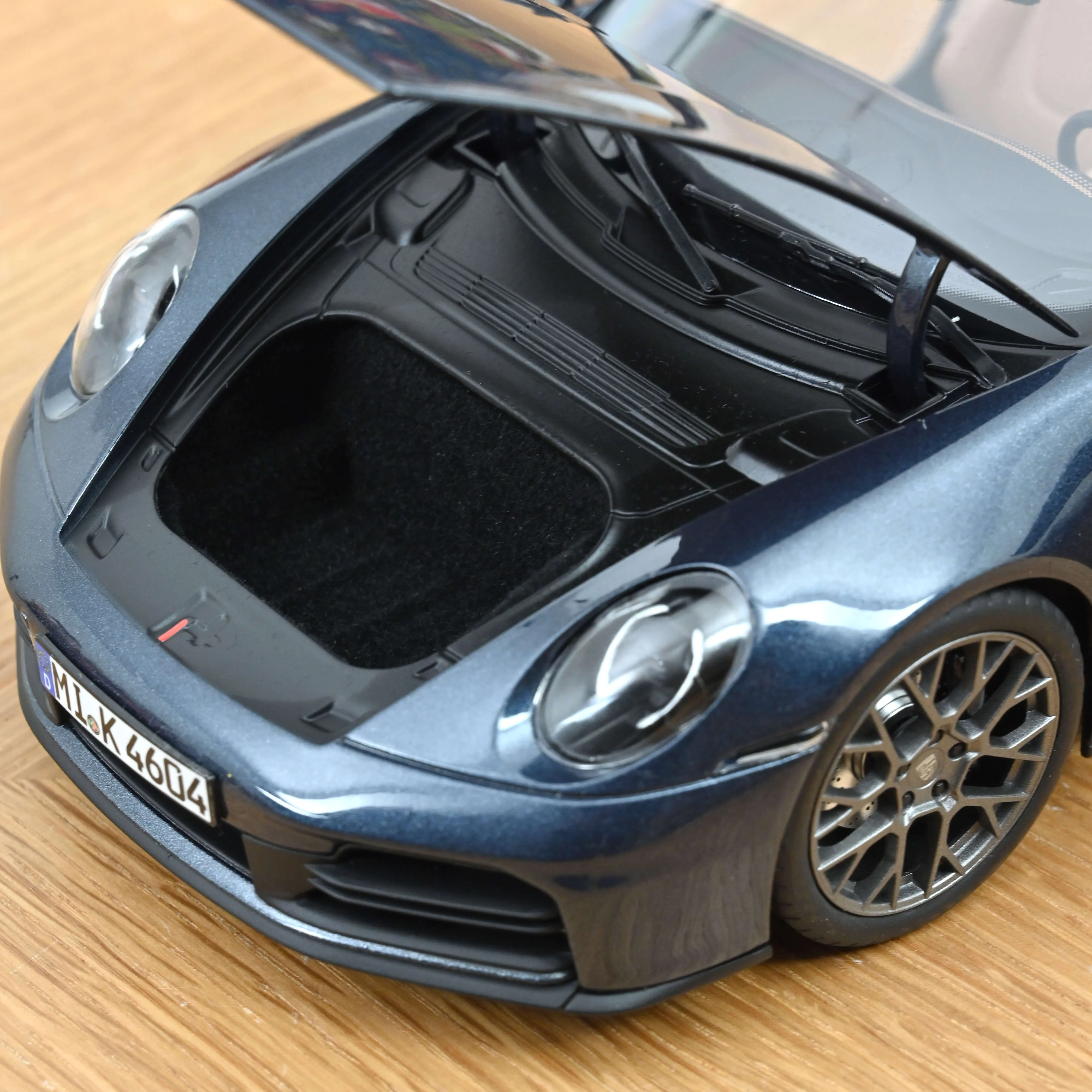 Porsche 911 Carrera Cabriolet 2025 Bleu Yachting métallisé 1/18 - Image 5