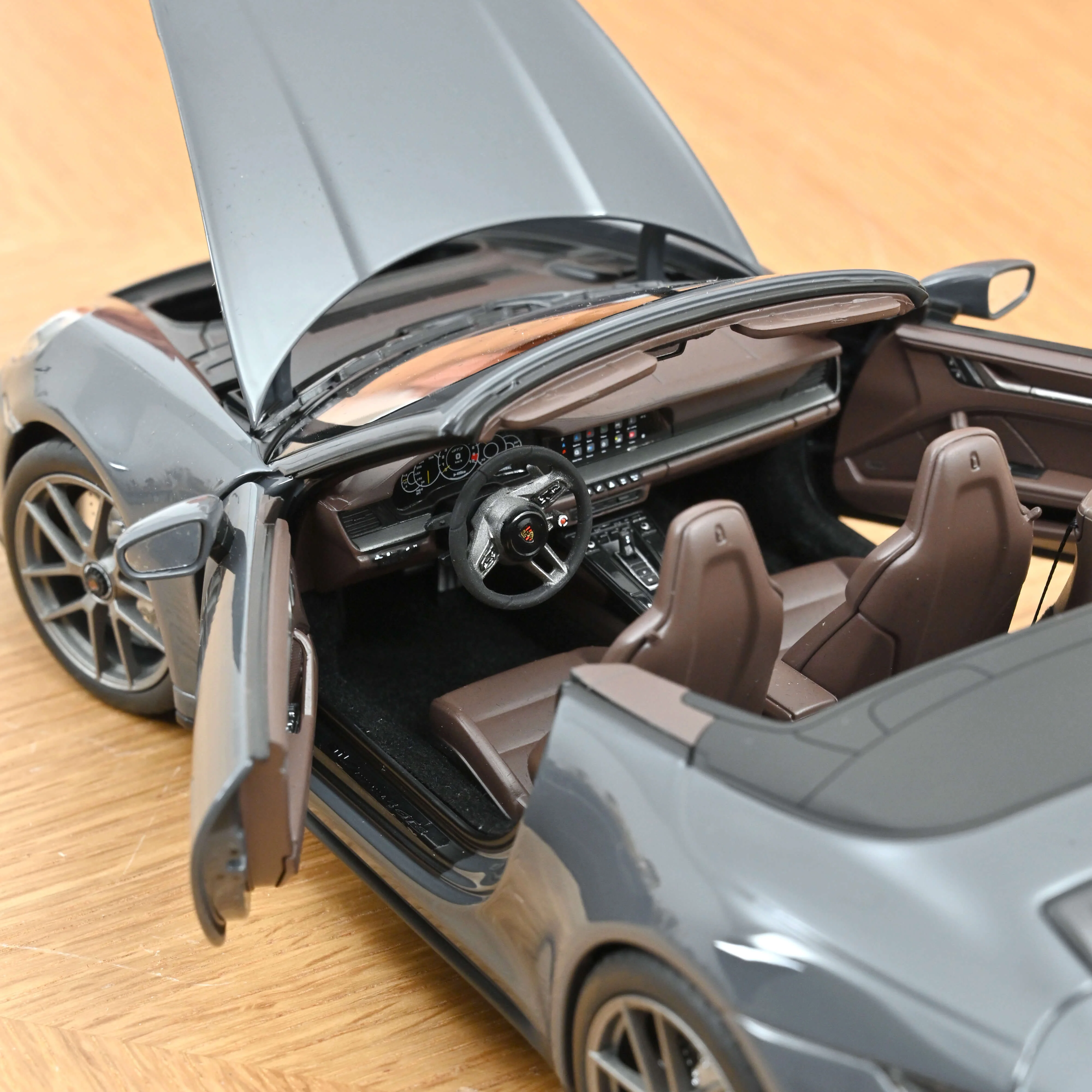 Porsche 911 Carrera Cabriolet 2025 Slate Grey Neo 1/18 - 200 pcs. - Image 4