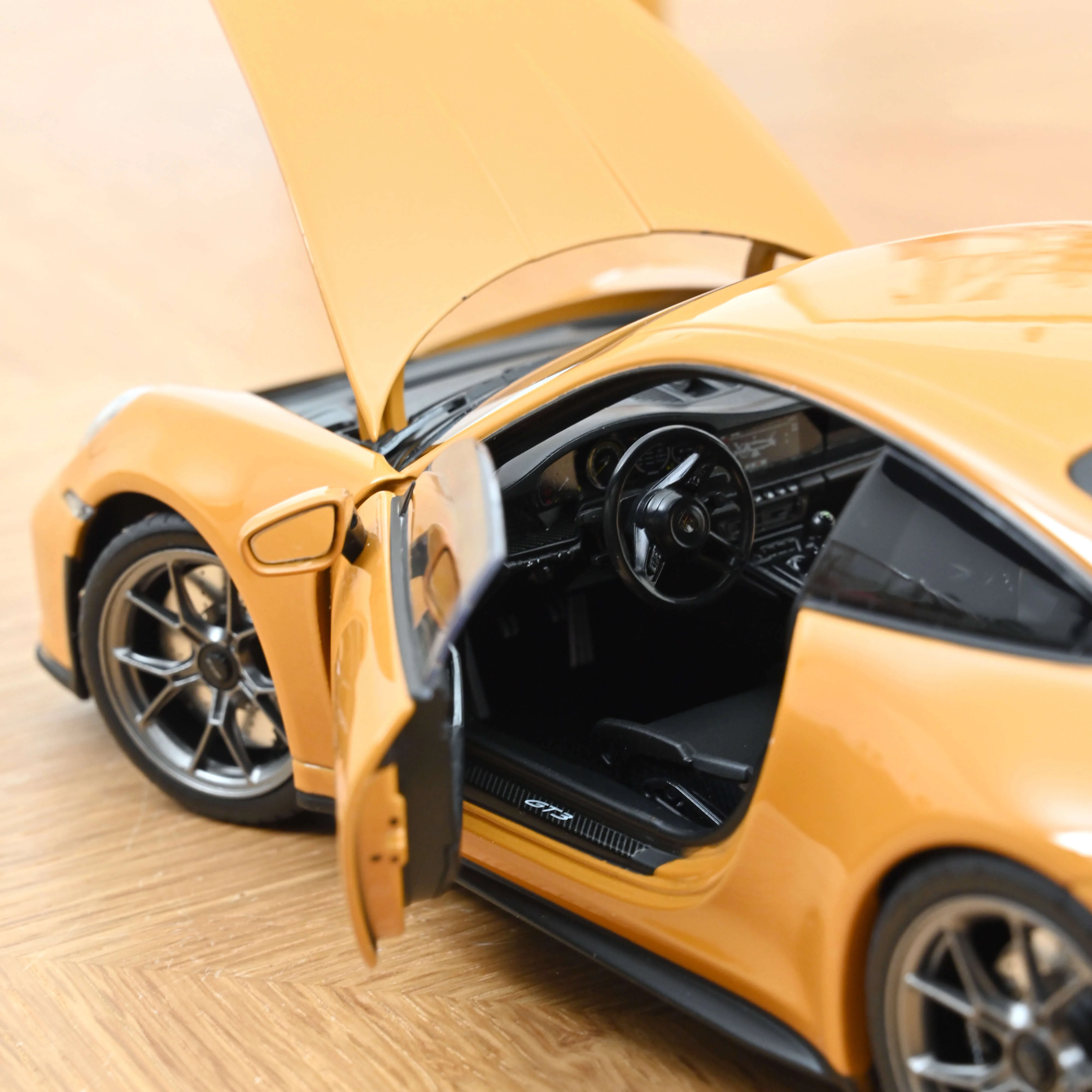 Porsche 911 GT3 2021 Jaune Bahama 1/18 - Image 4