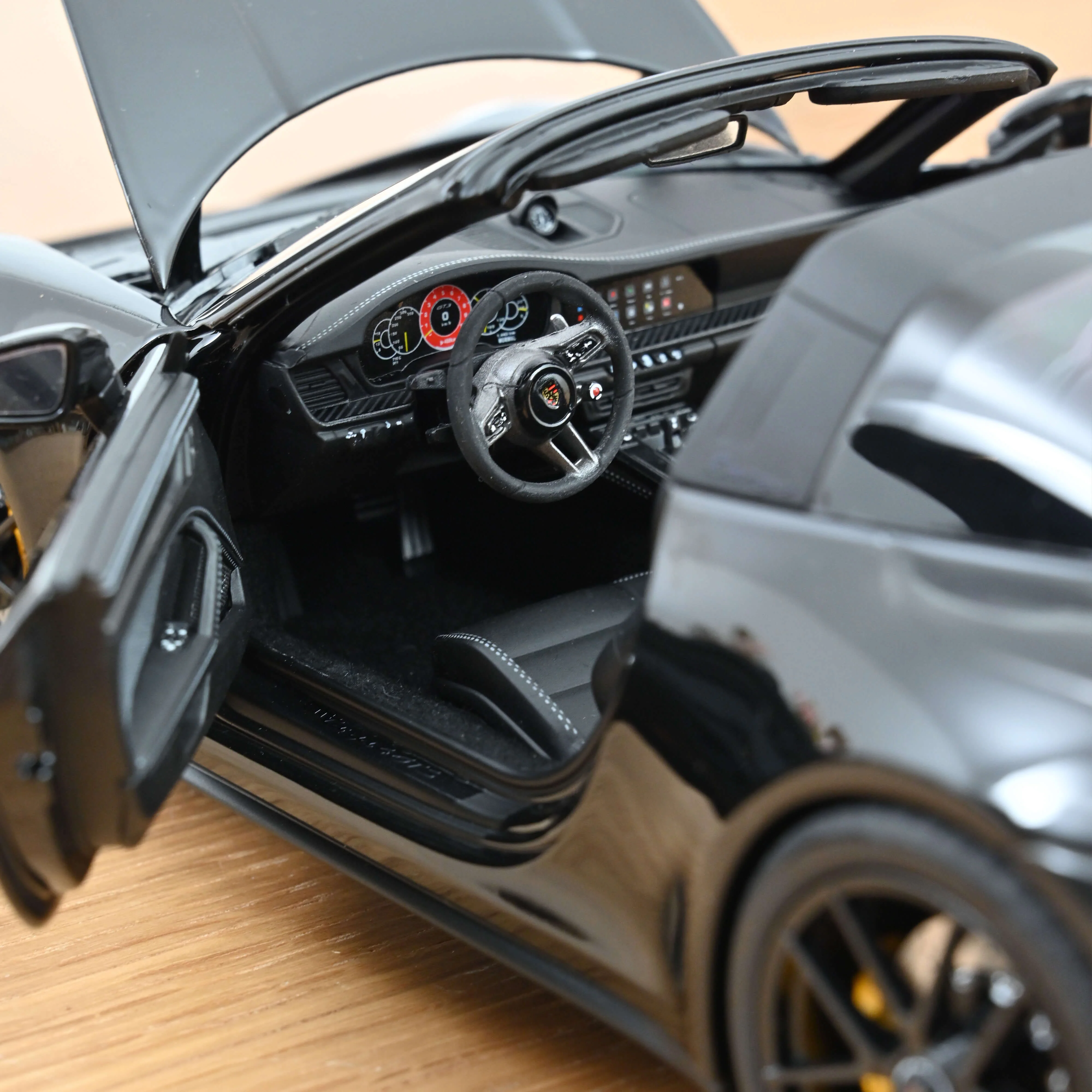 Porsche 911 Targa 4 GTS 2025 Noir 1/18 - 200 pcs - Image 5