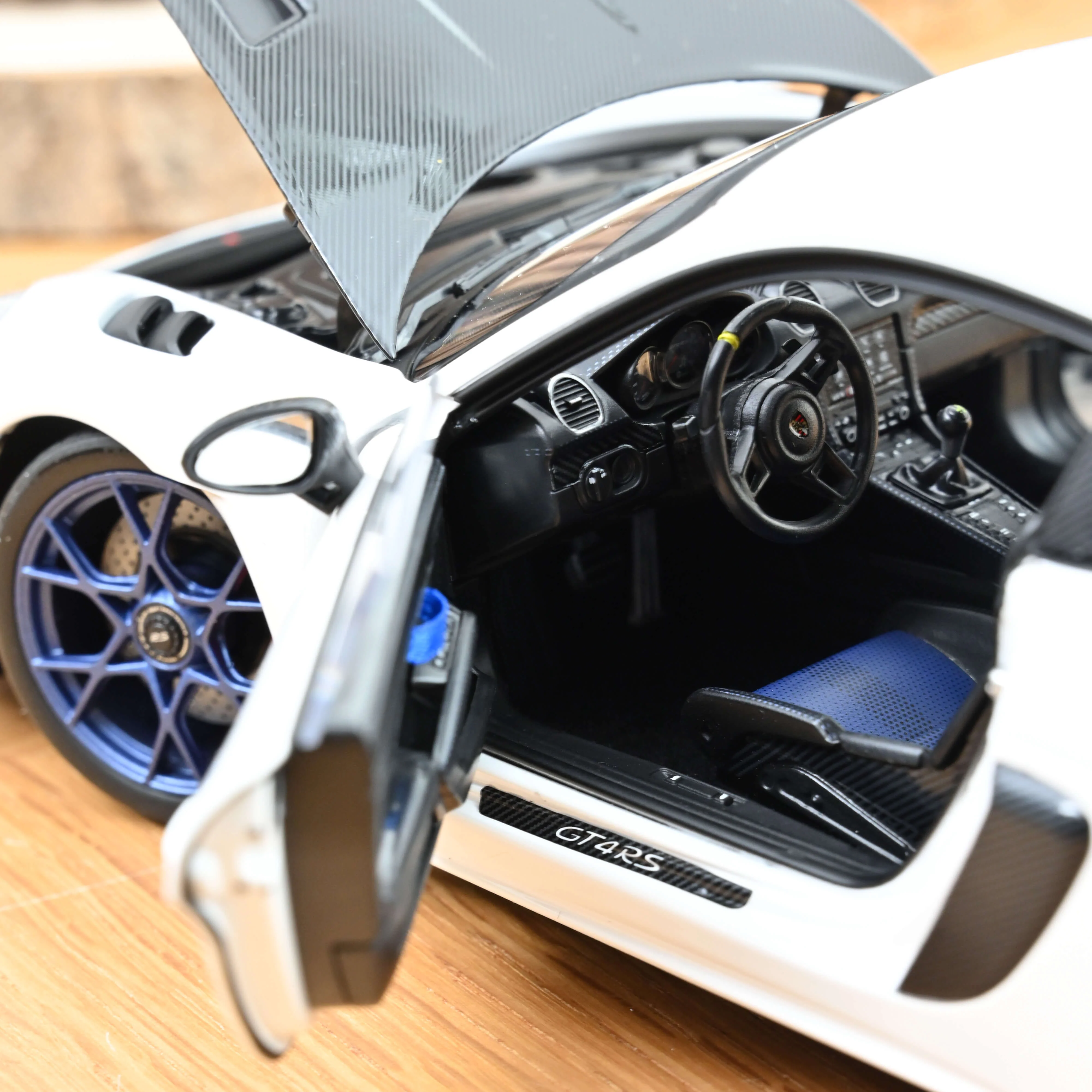 Porsche Cayman GT4 RS Pack Weissach 2023 Blanc 1/18 - Image 4
