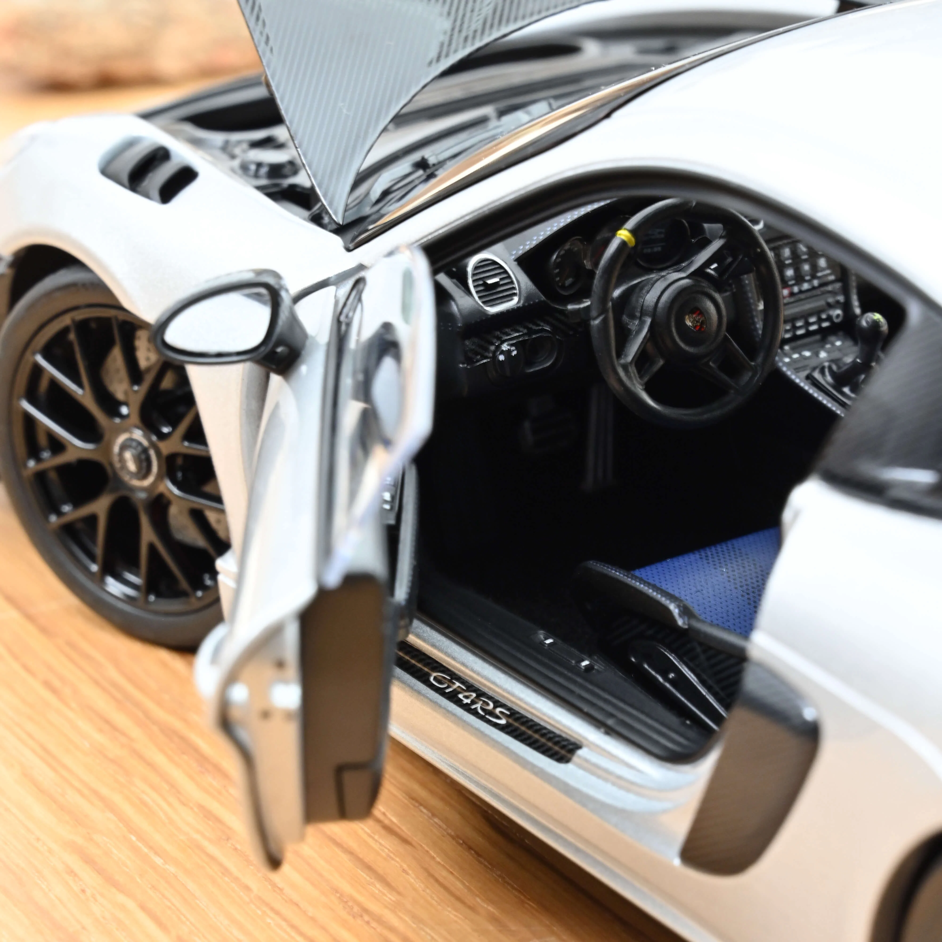 Porsche Cayman GT4 RS Pack Weissach 2023 Argent GT métallisé 1/18 - Image 4