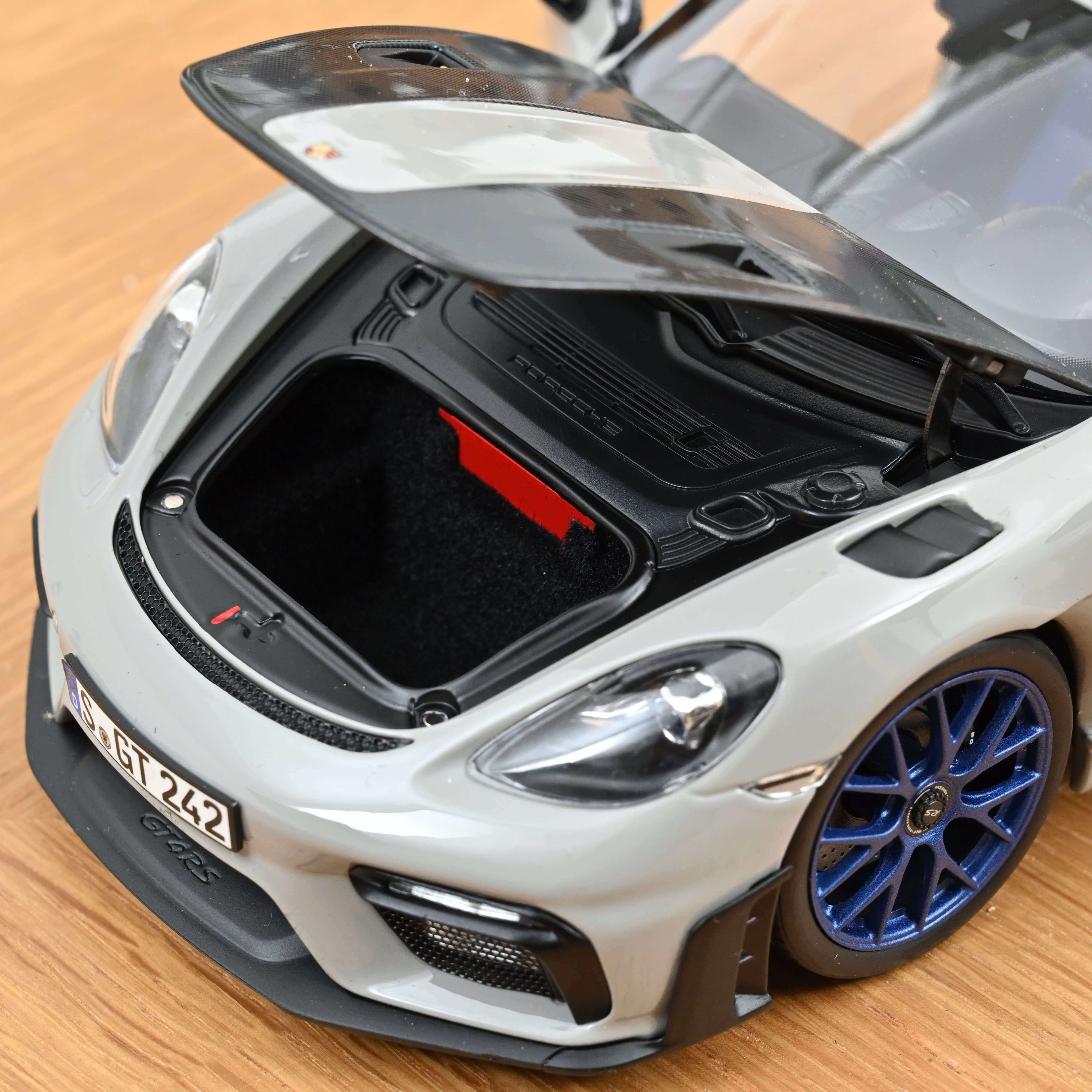 Porsche Cayman GT4 RS pack Weissach 2023 Craie 1/18 - Image 5