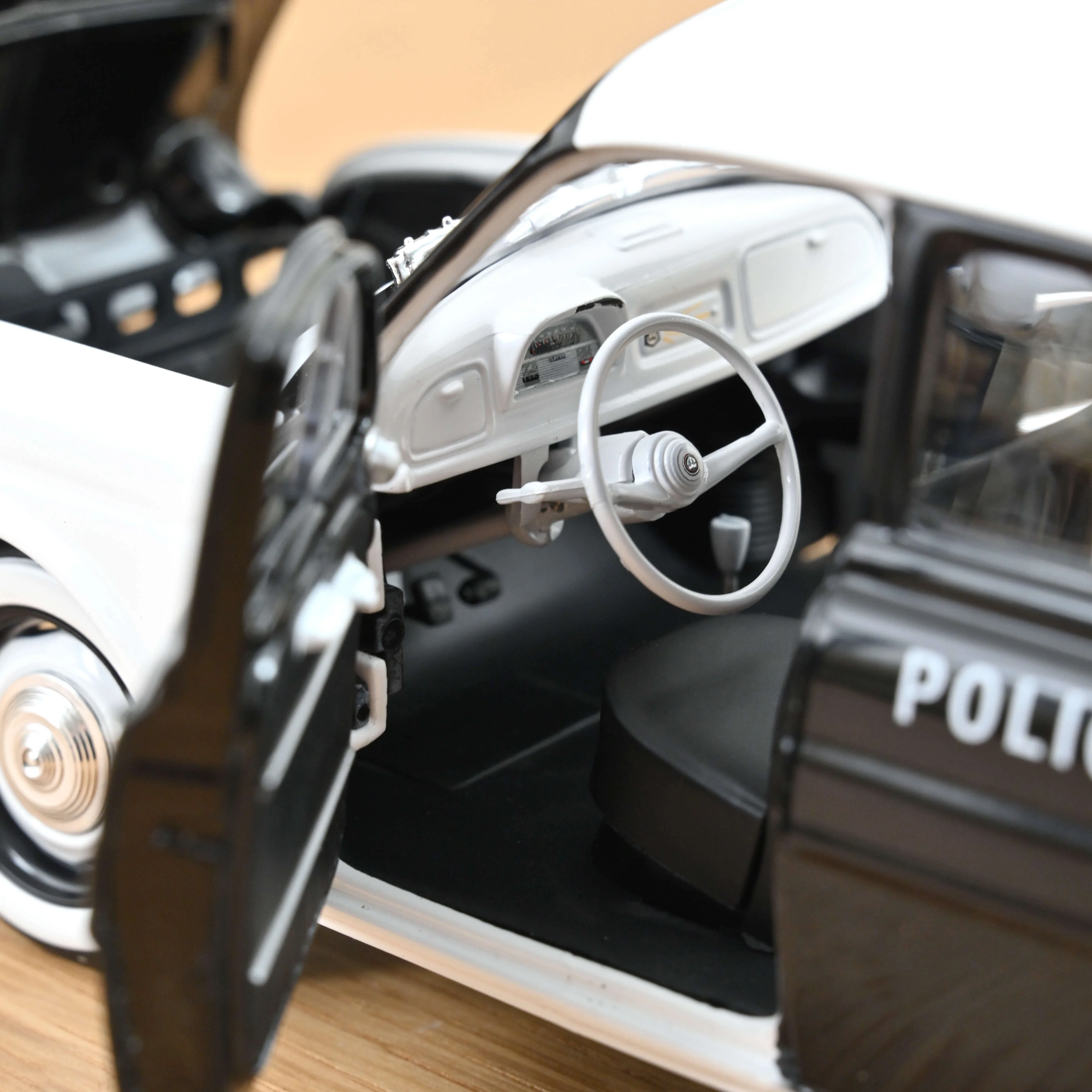 Renault Dauphine 1958 Police Pie 1/18 - 200pcs - Image 4