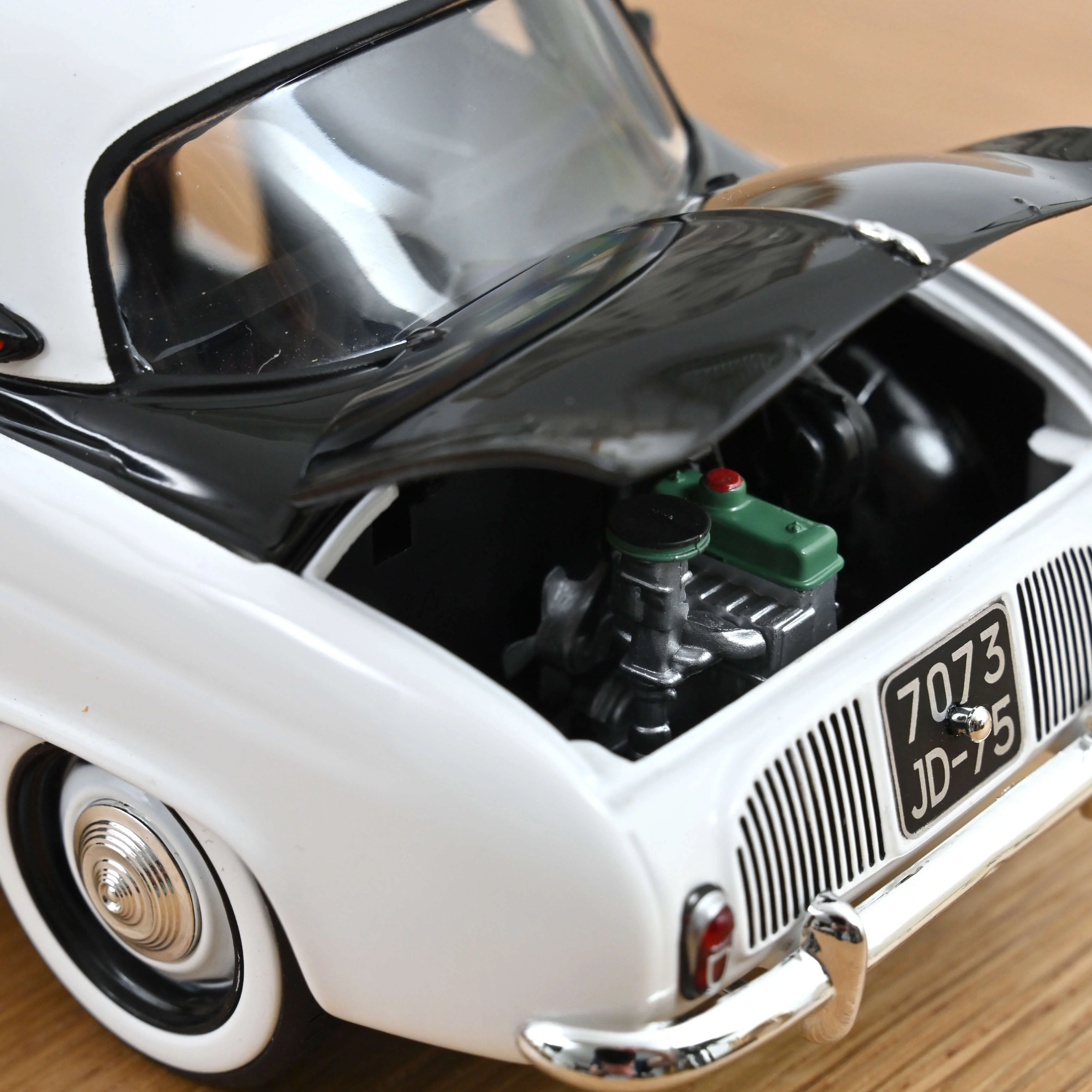Renault Dauphine 1958 Police Pie 1/18 - 200pcs - Image 7
