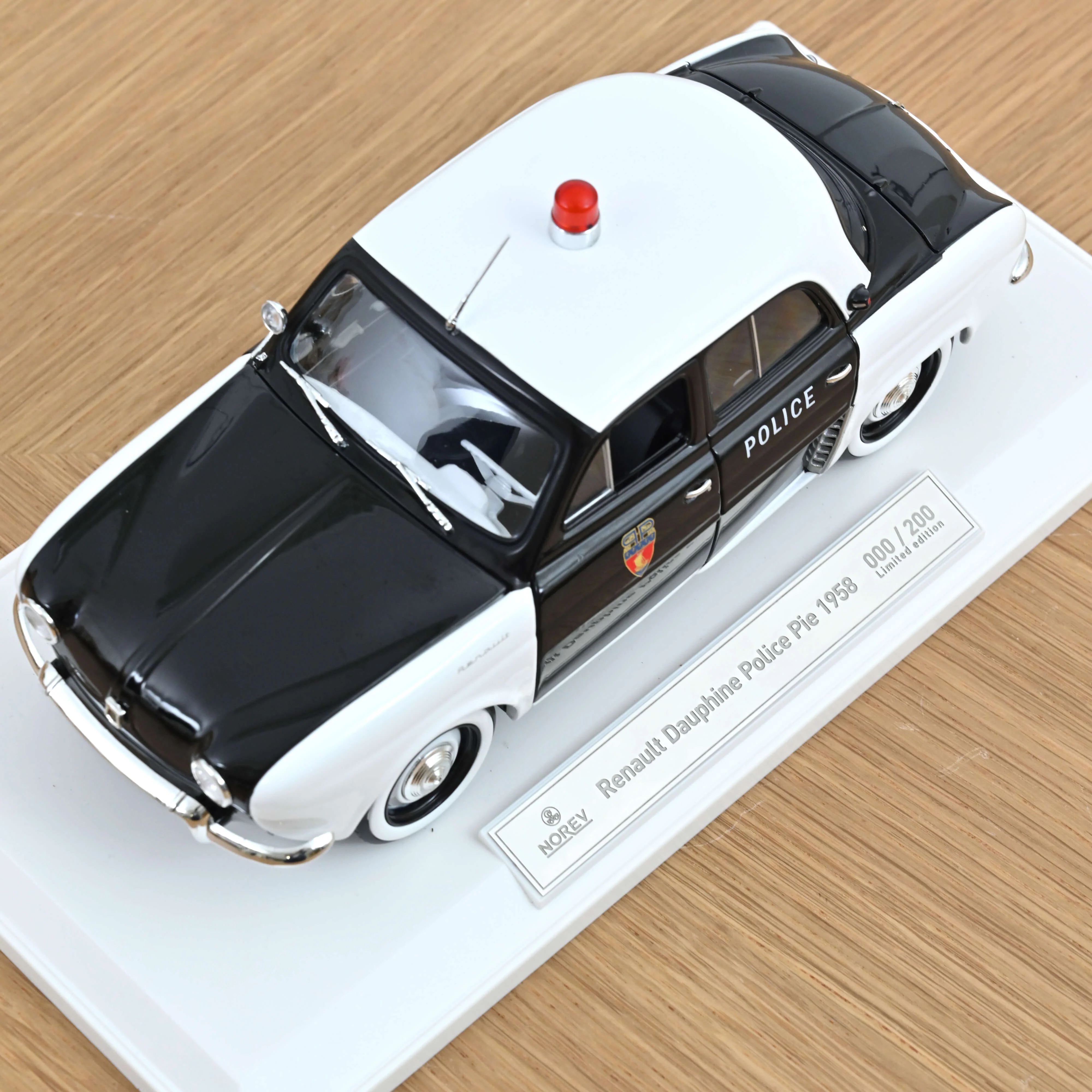 Renault Dauphine 1958 Police Pie 1/18 - 200pcs - Image 8