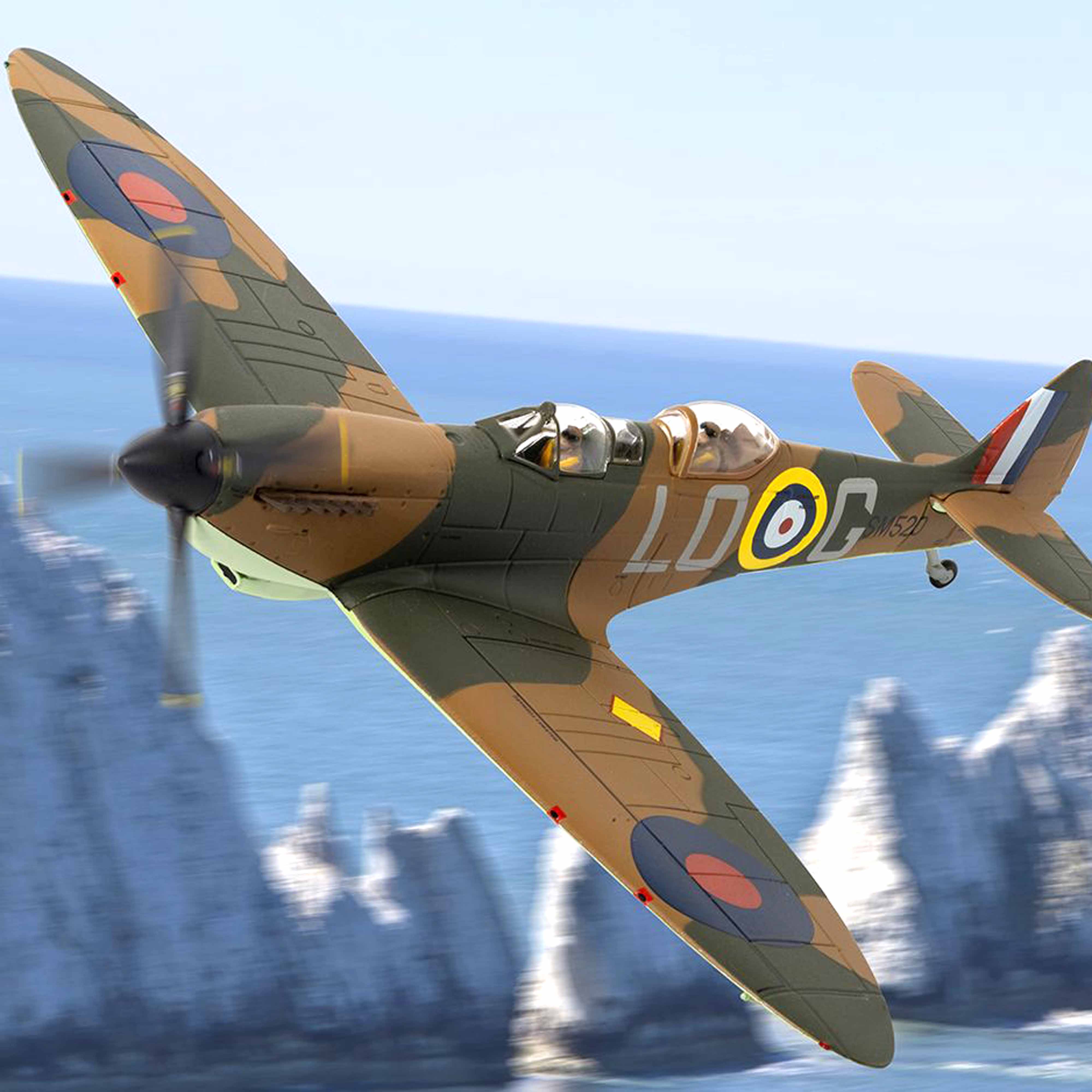 Supermarine Spitfire T9 SM520/ LO-G (G-ILDA) RAF No.602 Sqn 1/72 - Image 3