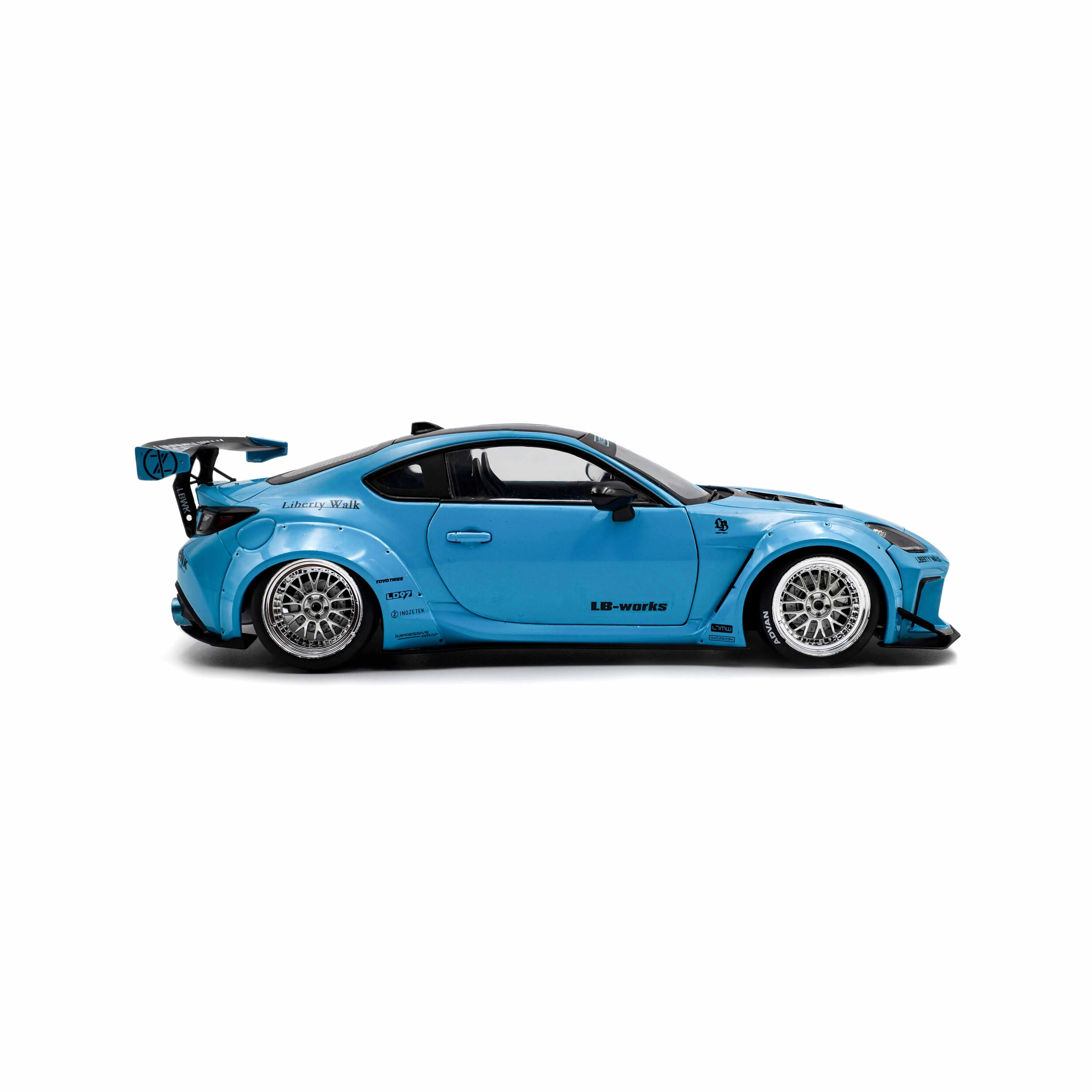 Toyota GR86 avec kit carrosserie LBWK Bleu Baby 2024 1/18 - Image 5