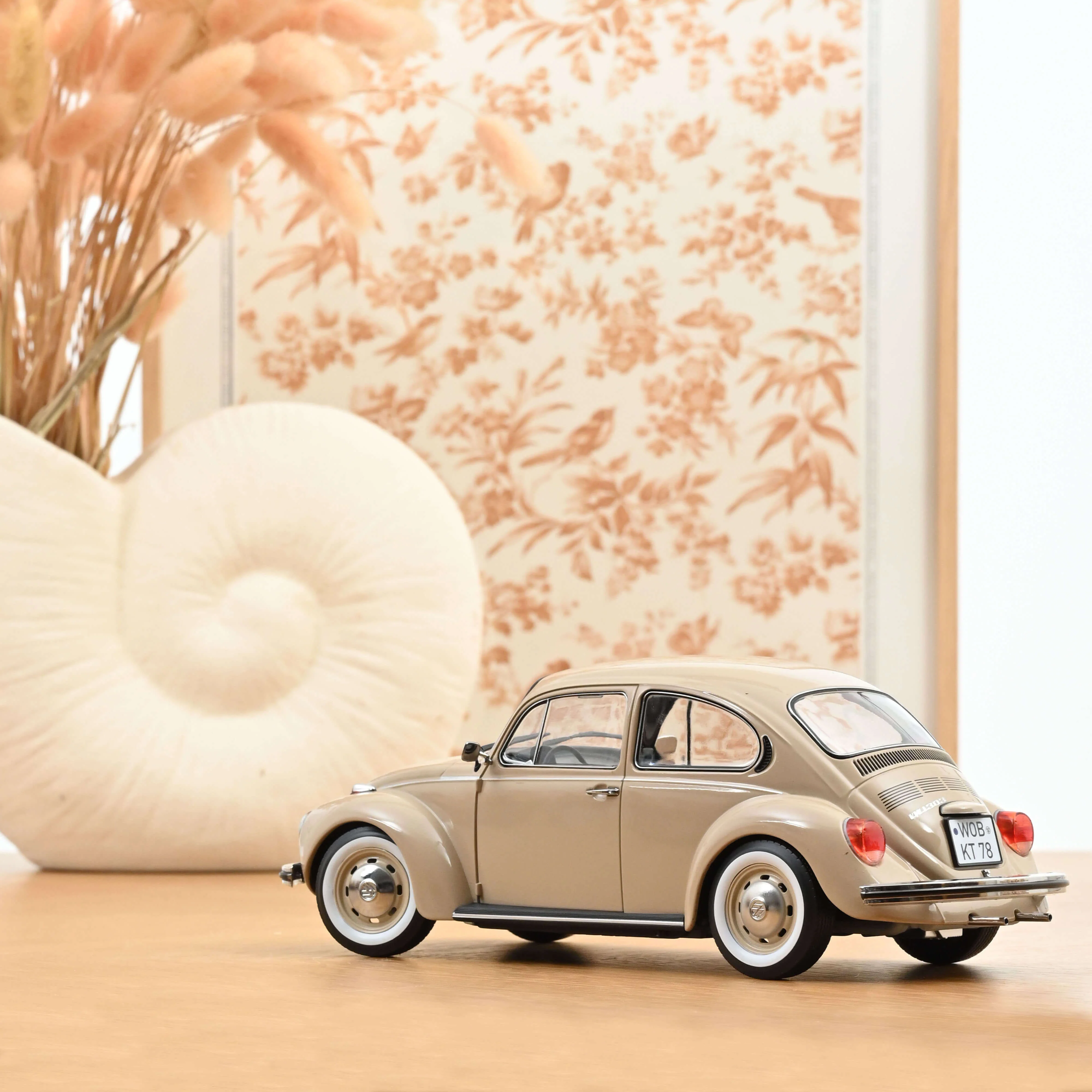 VW 1303 1973 Beige Sahara 1/18 - Image 2