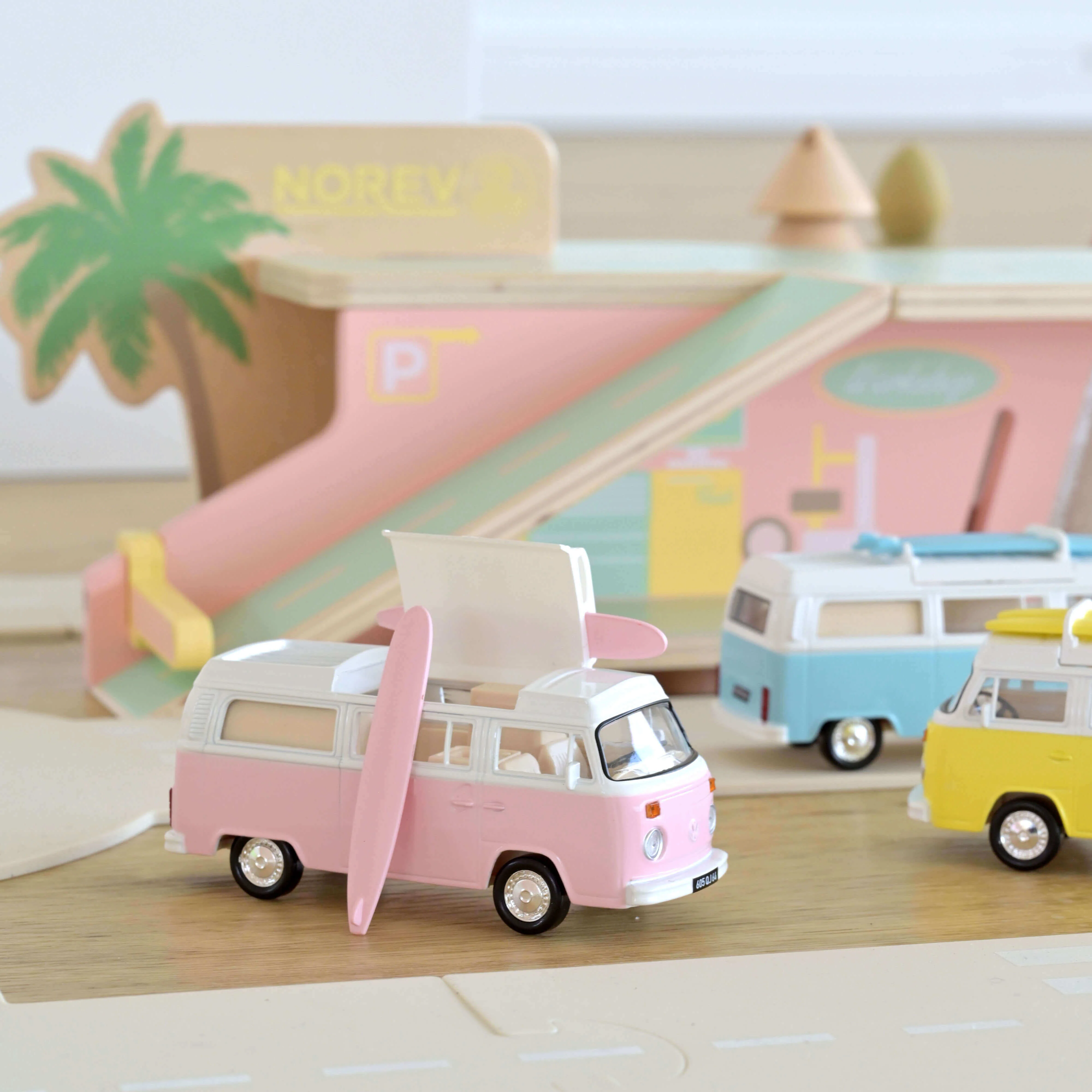 VW Combi T2b Camper Van 1973 Rose Jet-car 1/43