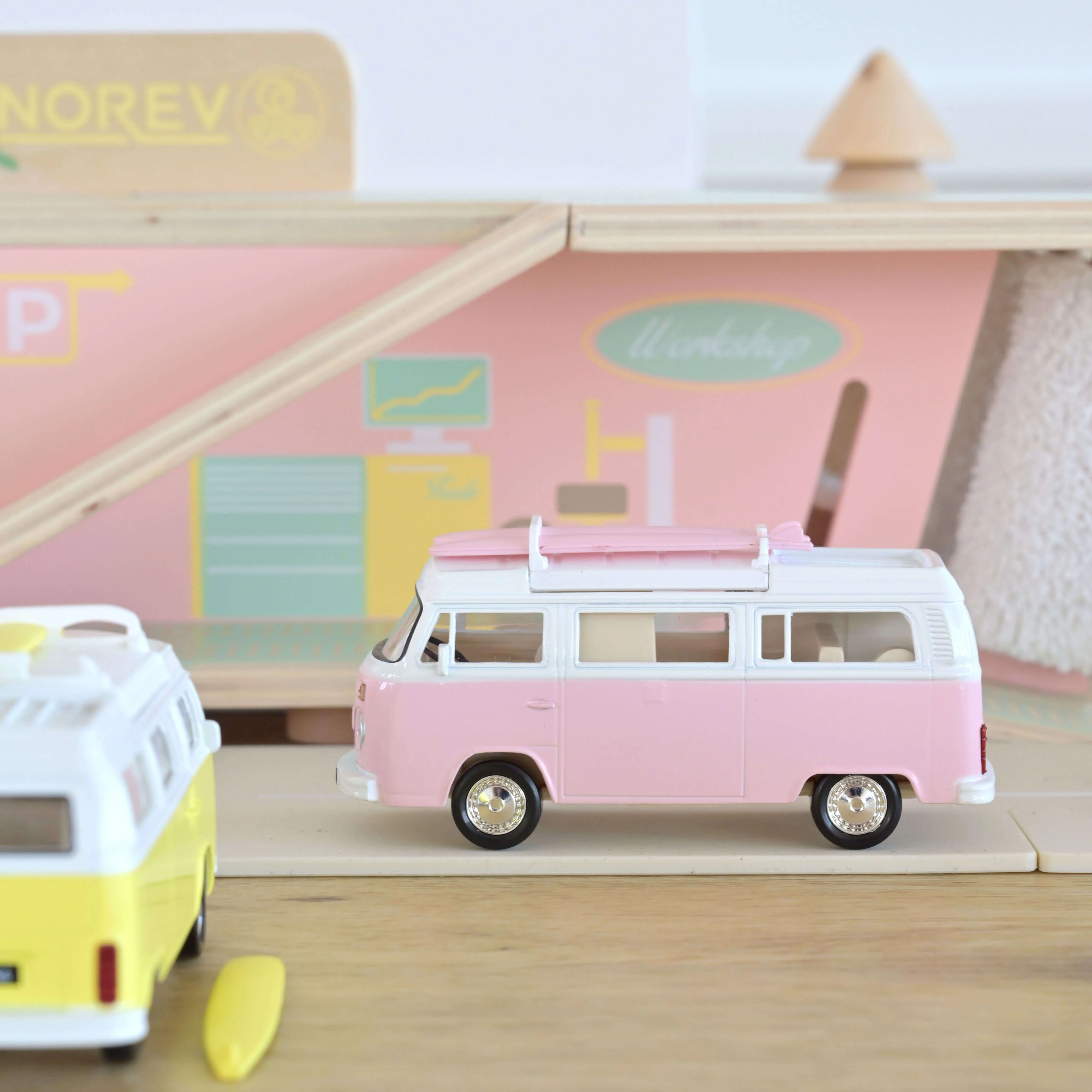 VW Combi T2b Camper Van 1973 Rose Jet-car 1/43 - Image 2