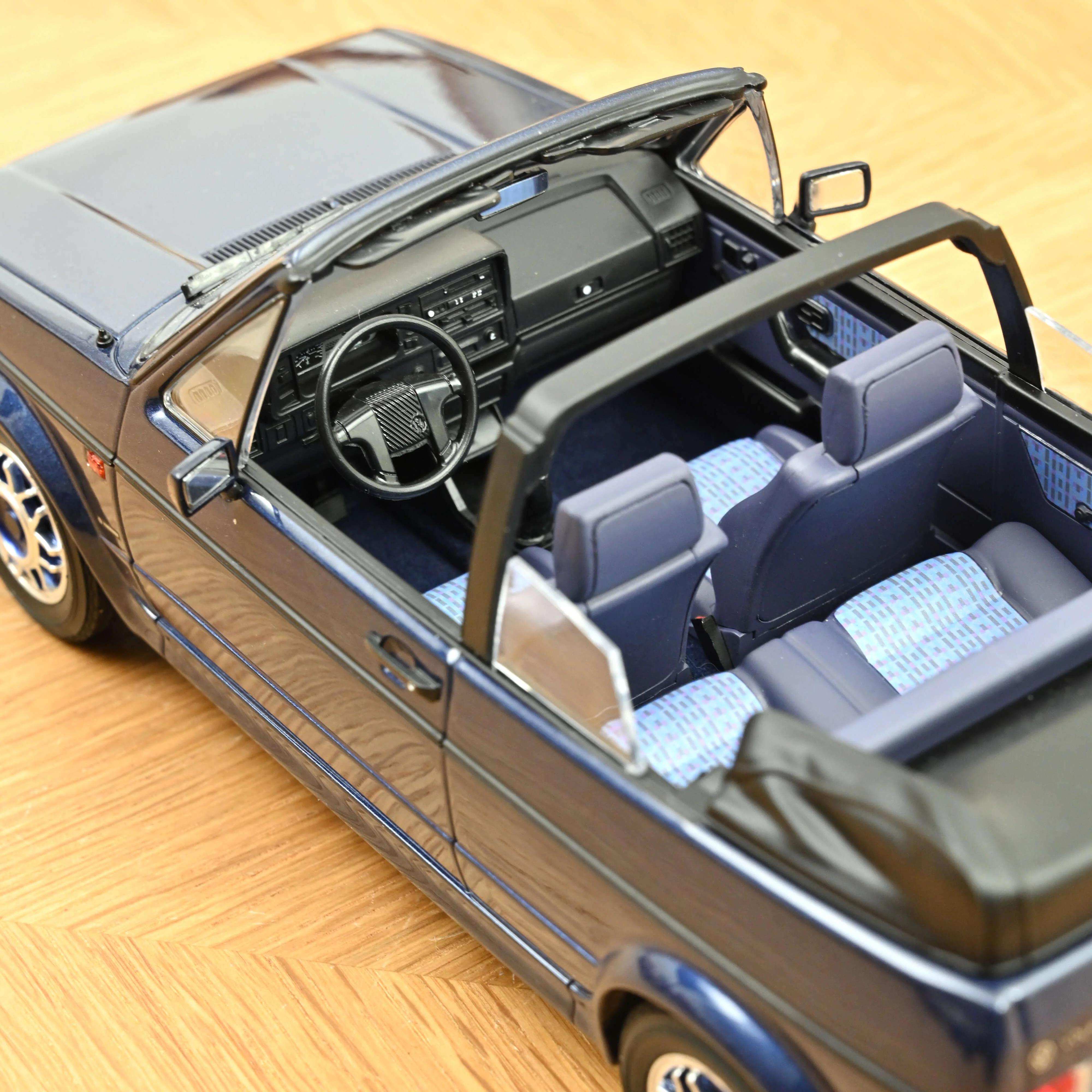 VW Golf Cabriolet Quartett 1992 Bleu Inca 1/18 - Image 3