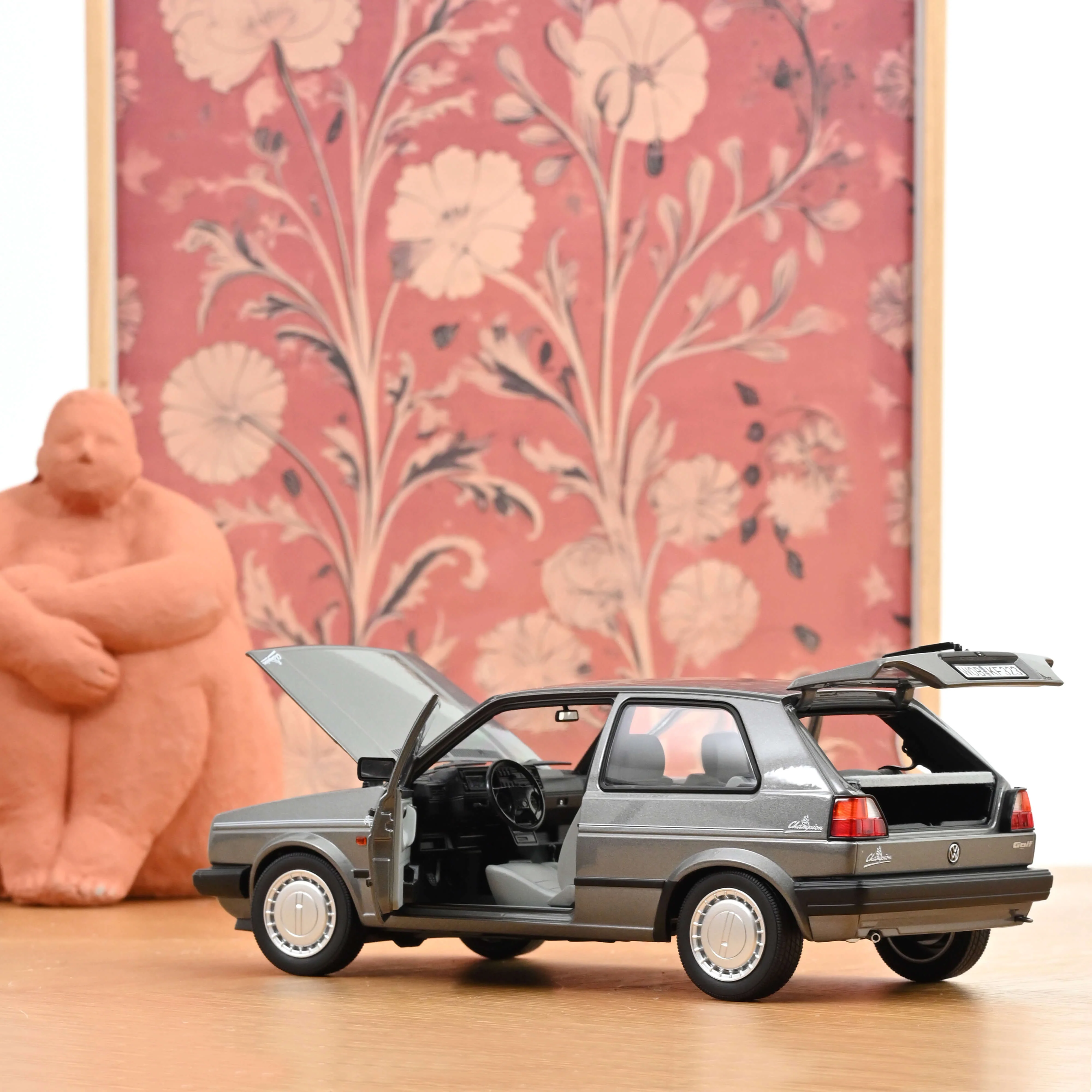 VW Golf Champion 1990 Gris métallisé 1/18 - Image 2