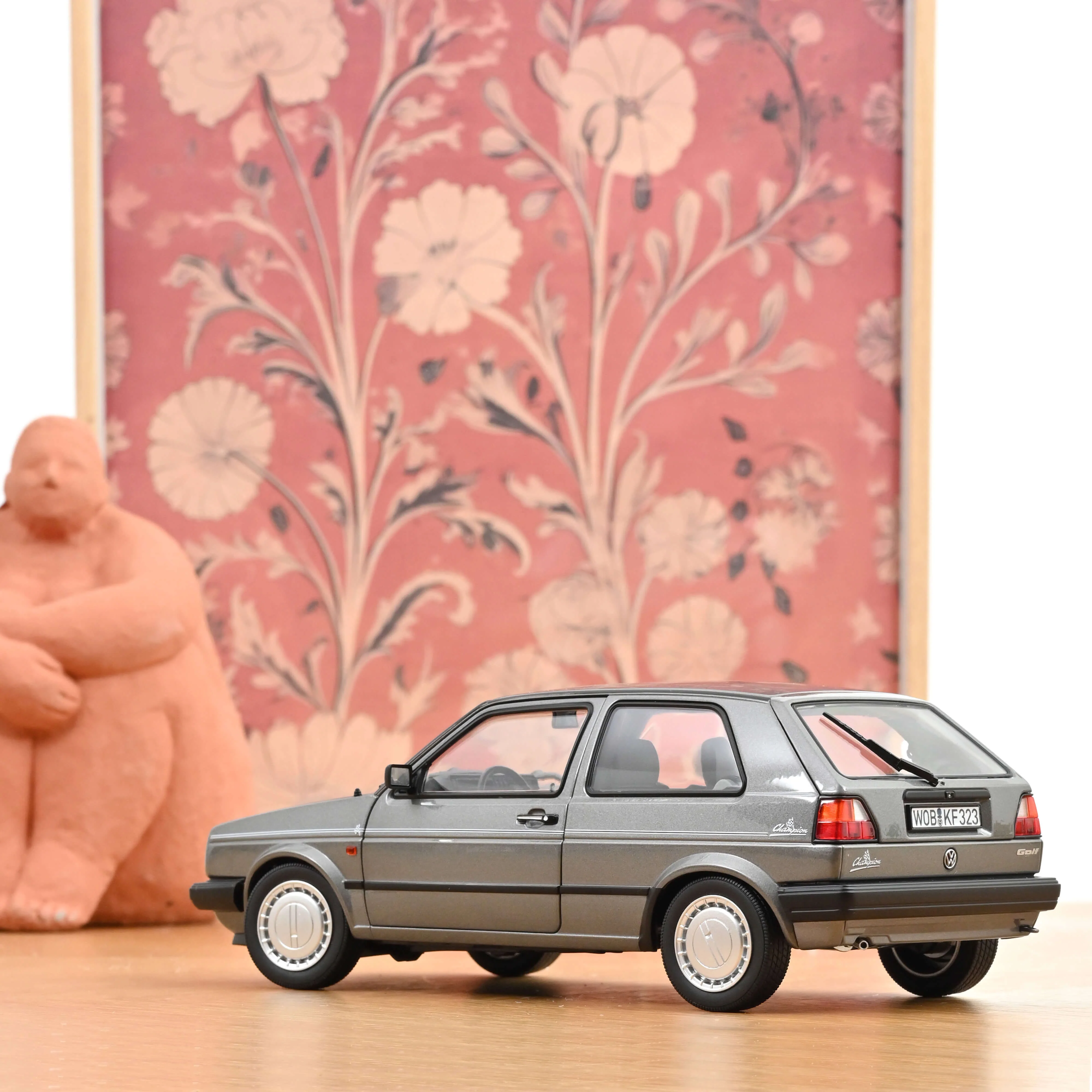 VW Golf Champion 1990 Gris métallisé 1/18 - Image 3