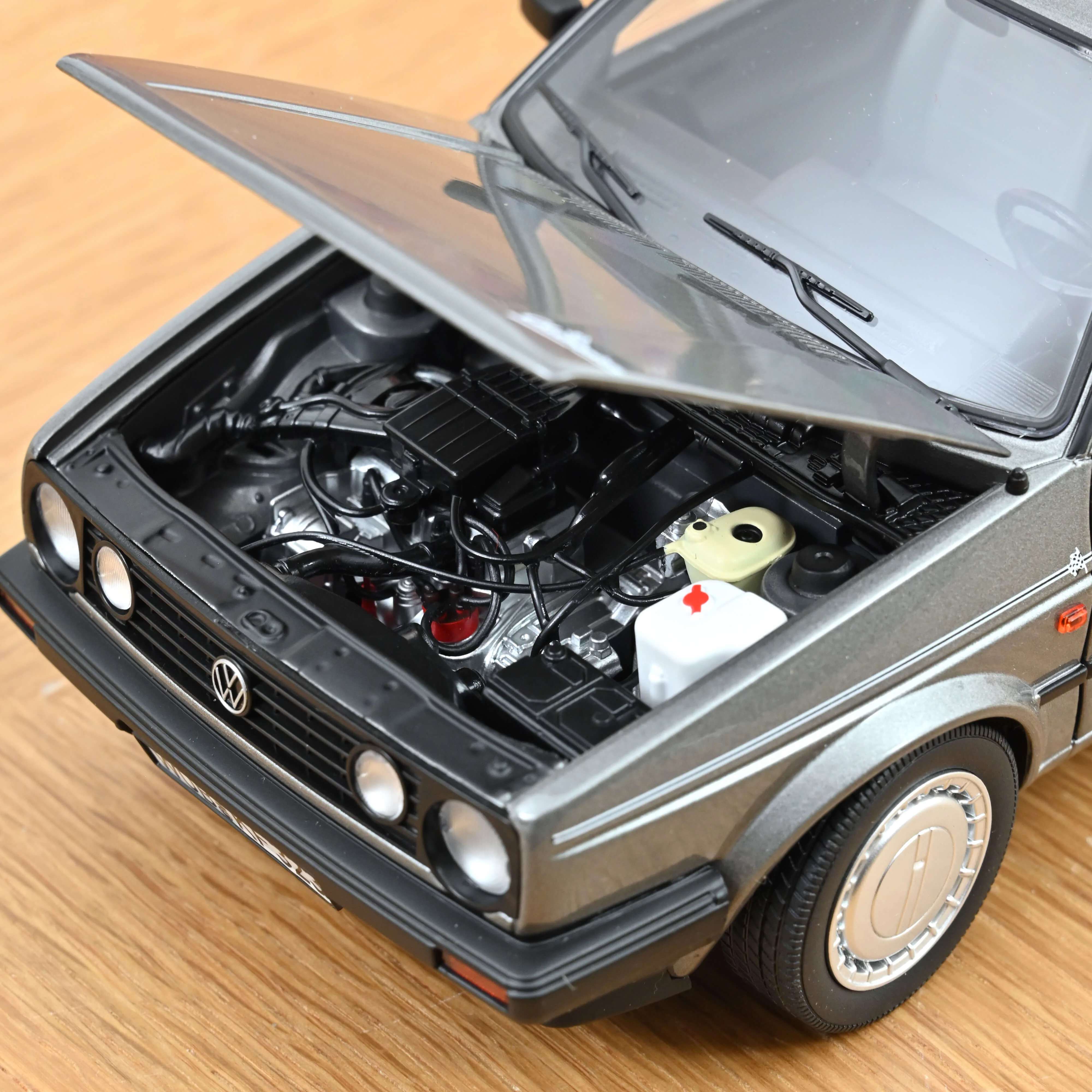 VW Golf Champion 1990 Gris métallisé 1/18 - Image 4