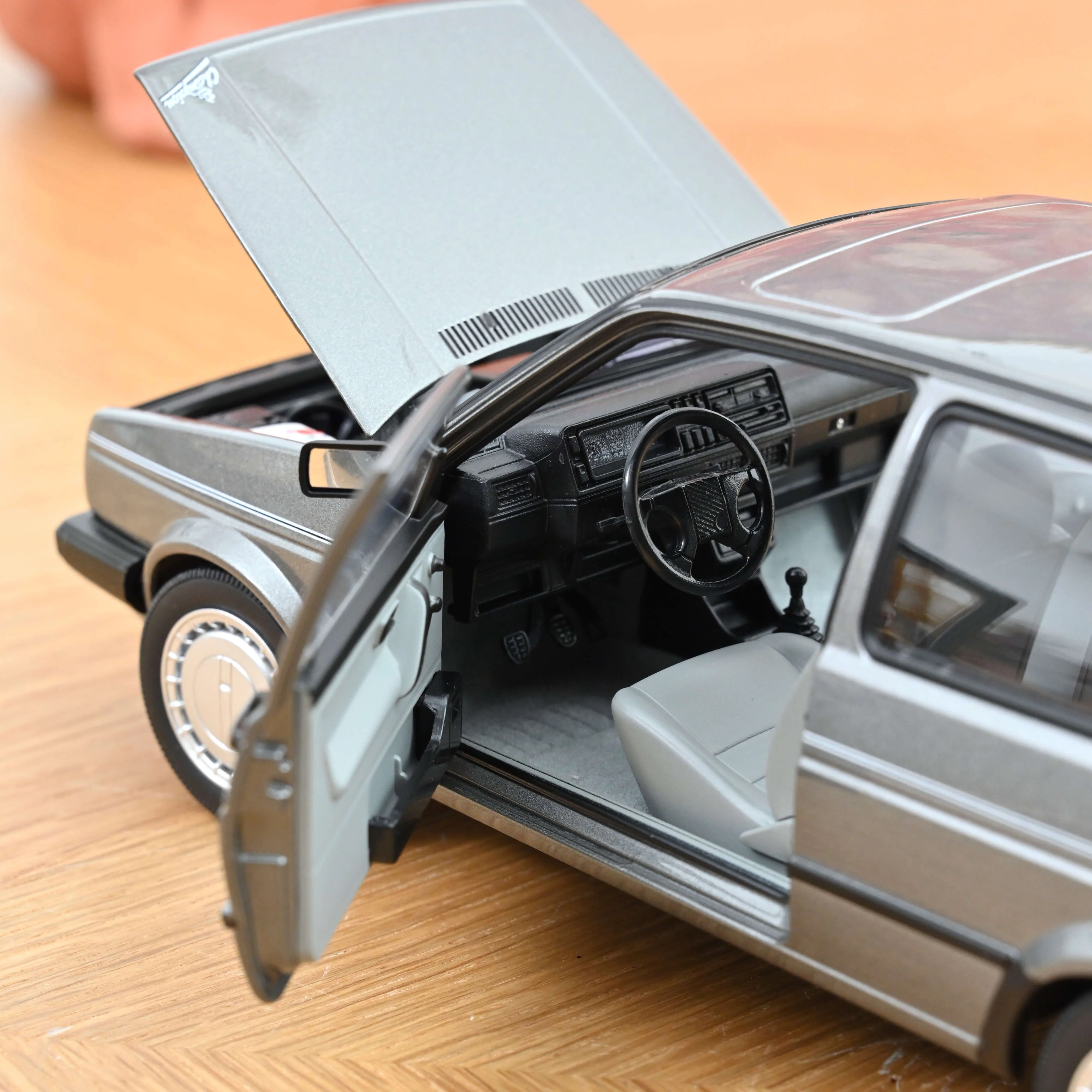 VW Golf Champion 1990 Gris métallisé 1/18 - Image 5