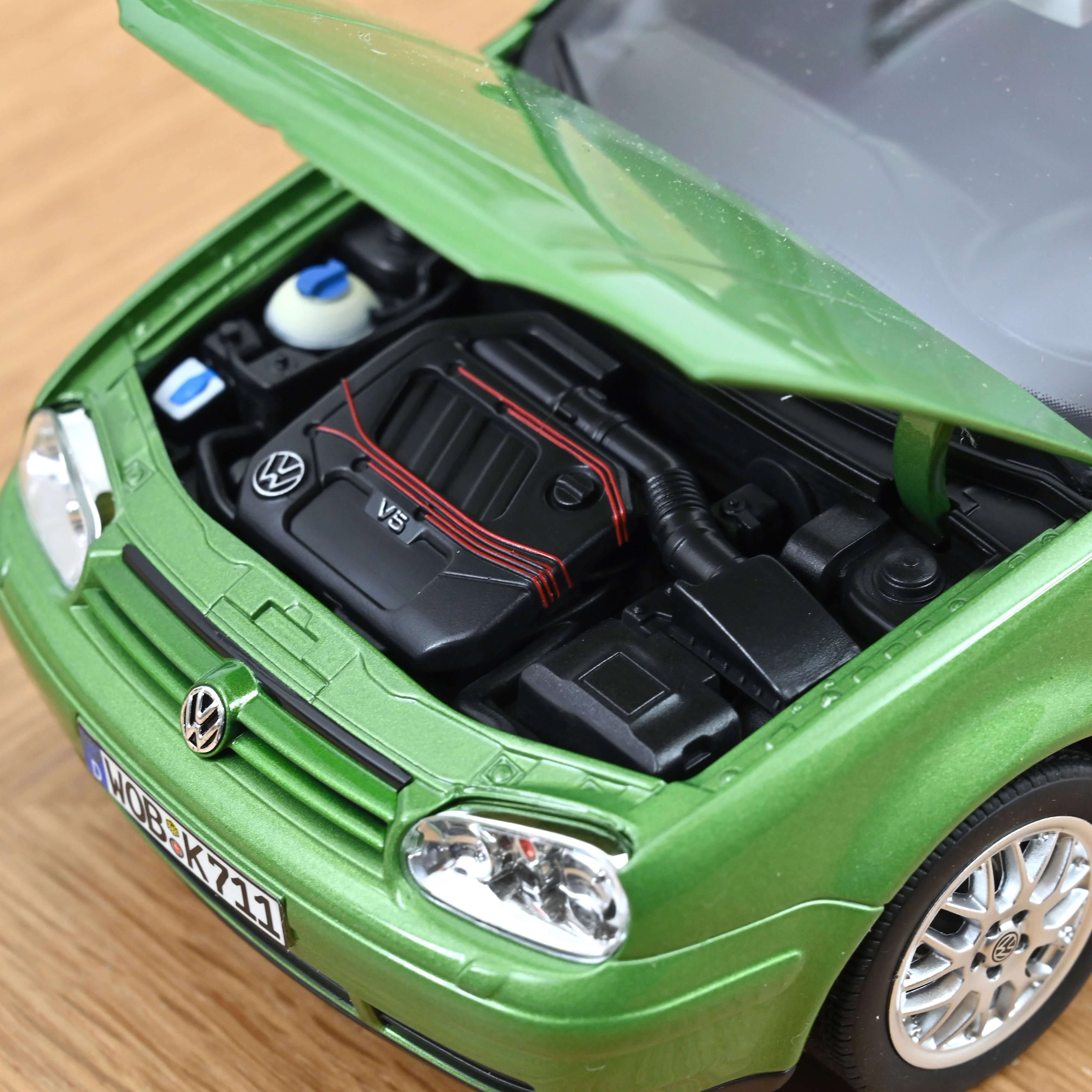 VW Golf GTI 1998 Vert Cosmos métallisé 1/18 - Image 5