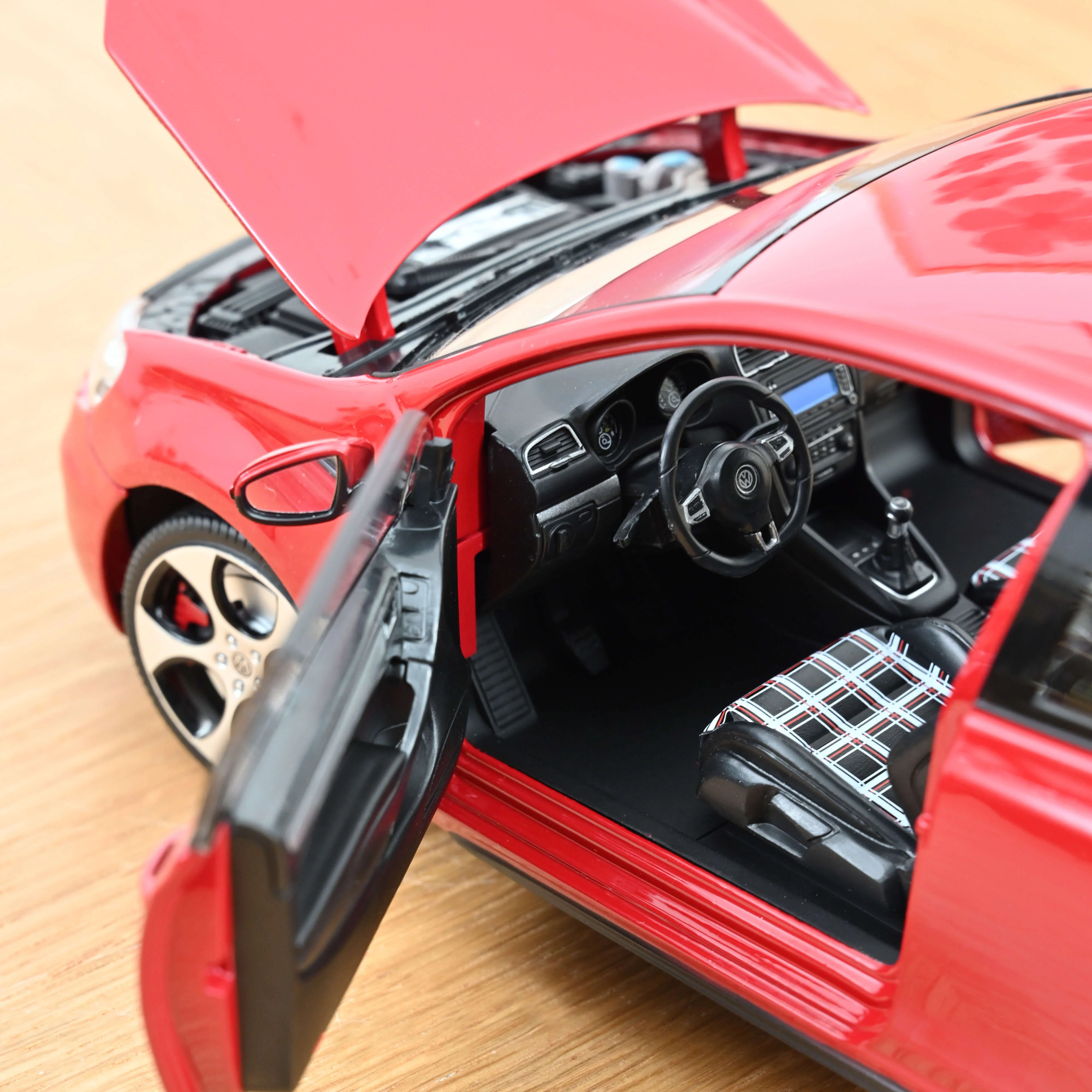 VW Golf GTI 2009 Rouge Tornado 1/18 - Image 4