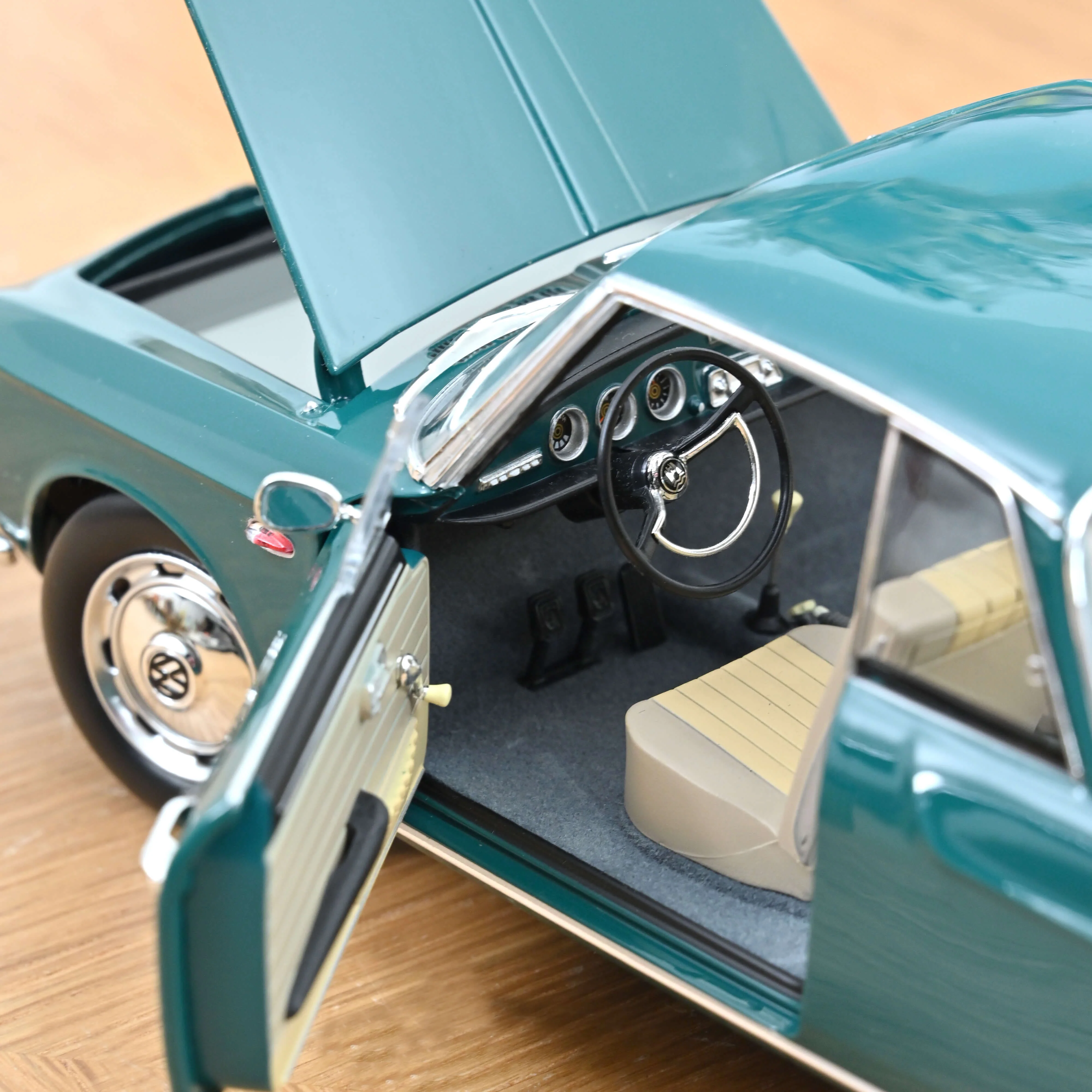 VW Karmann Ghia 1500 1963 Vert Smaragd 1/18 - Image 4